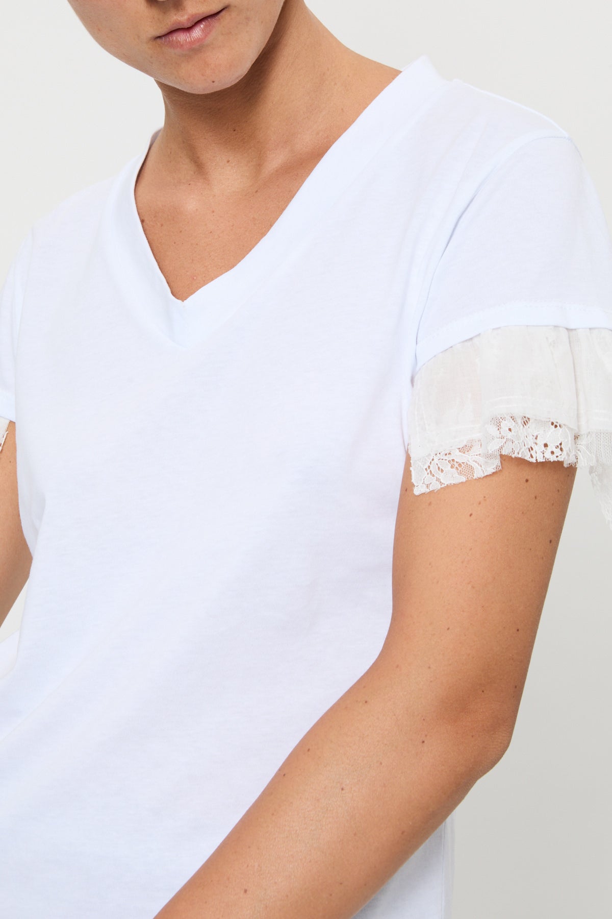 SLIM V-NECK T-SHIRT WITH MUSLIN AND LACE SLEEVES