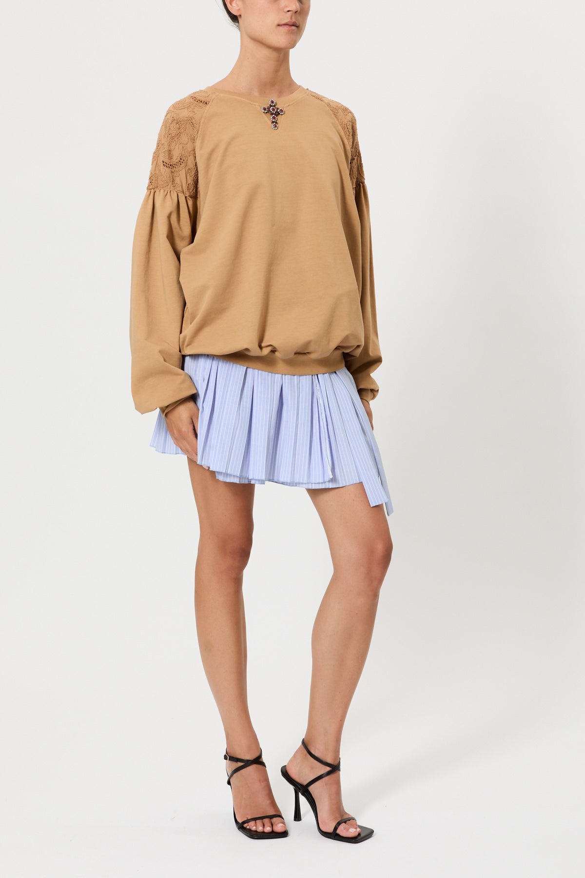 FELPA CON MANICHE RICAMATE E SPILLA