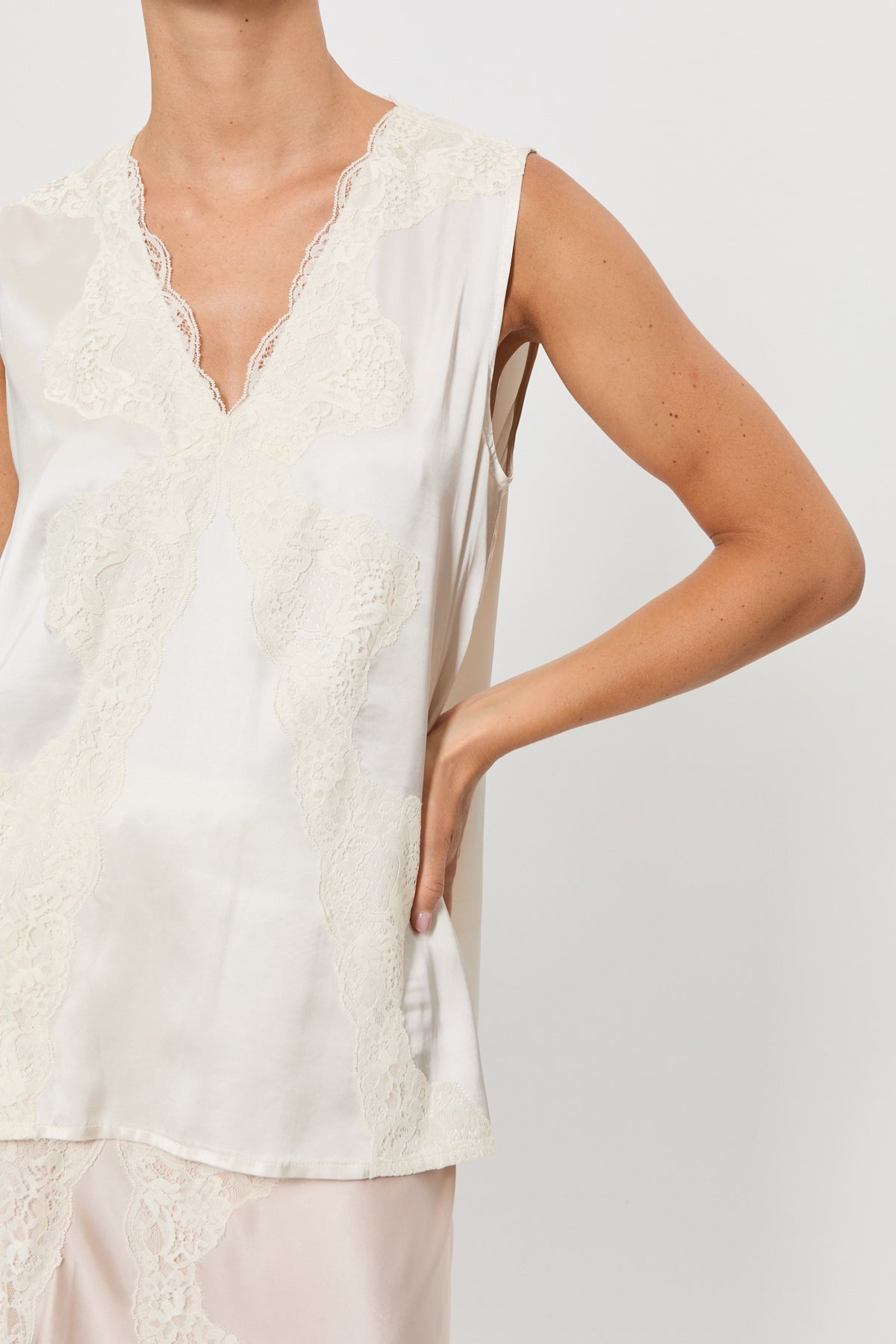 ALICE WIDE SHOULDER TOP WITH LACE