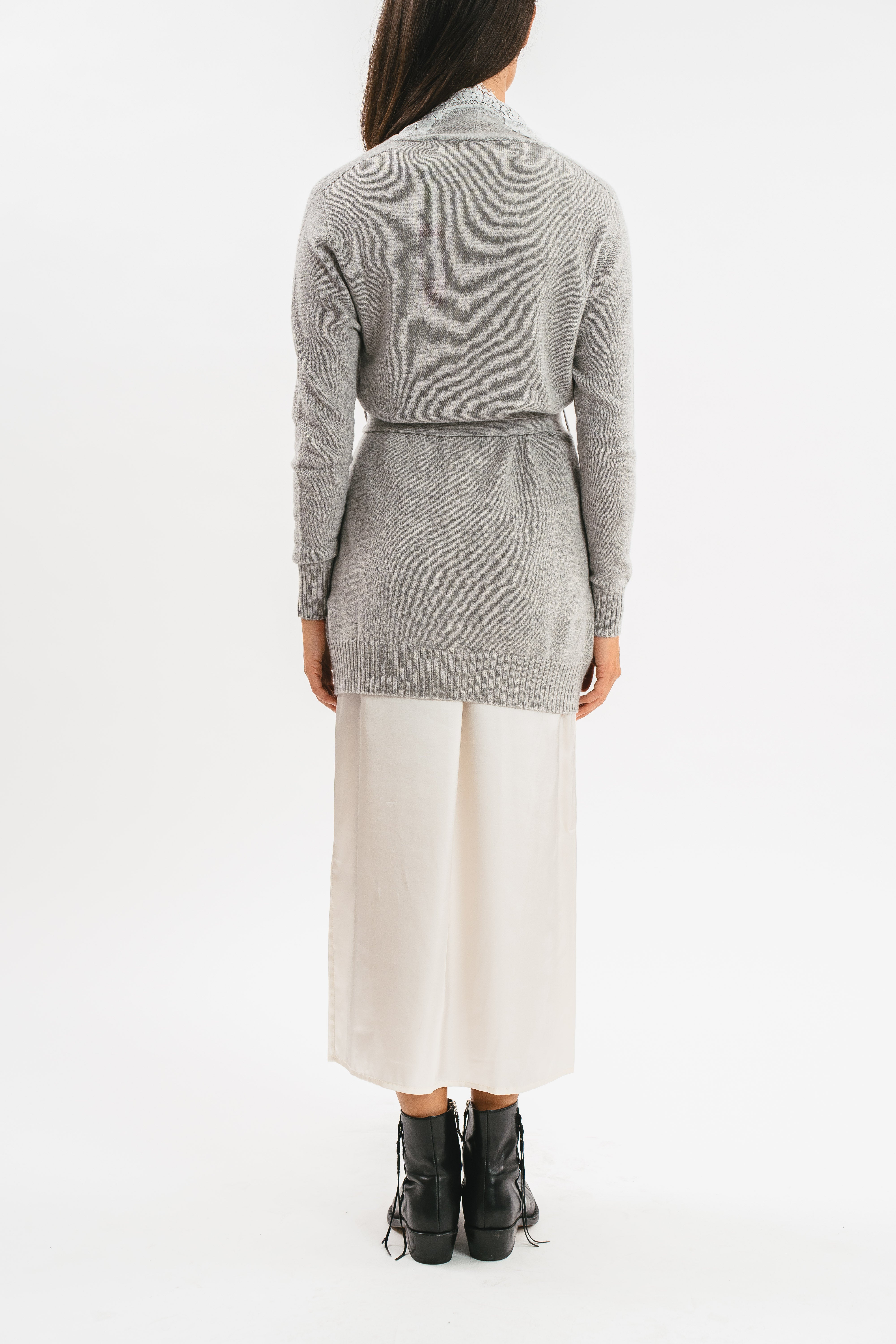 Modella indossa cardigan grigio cachemire con cintura e pizzo. Posteriore