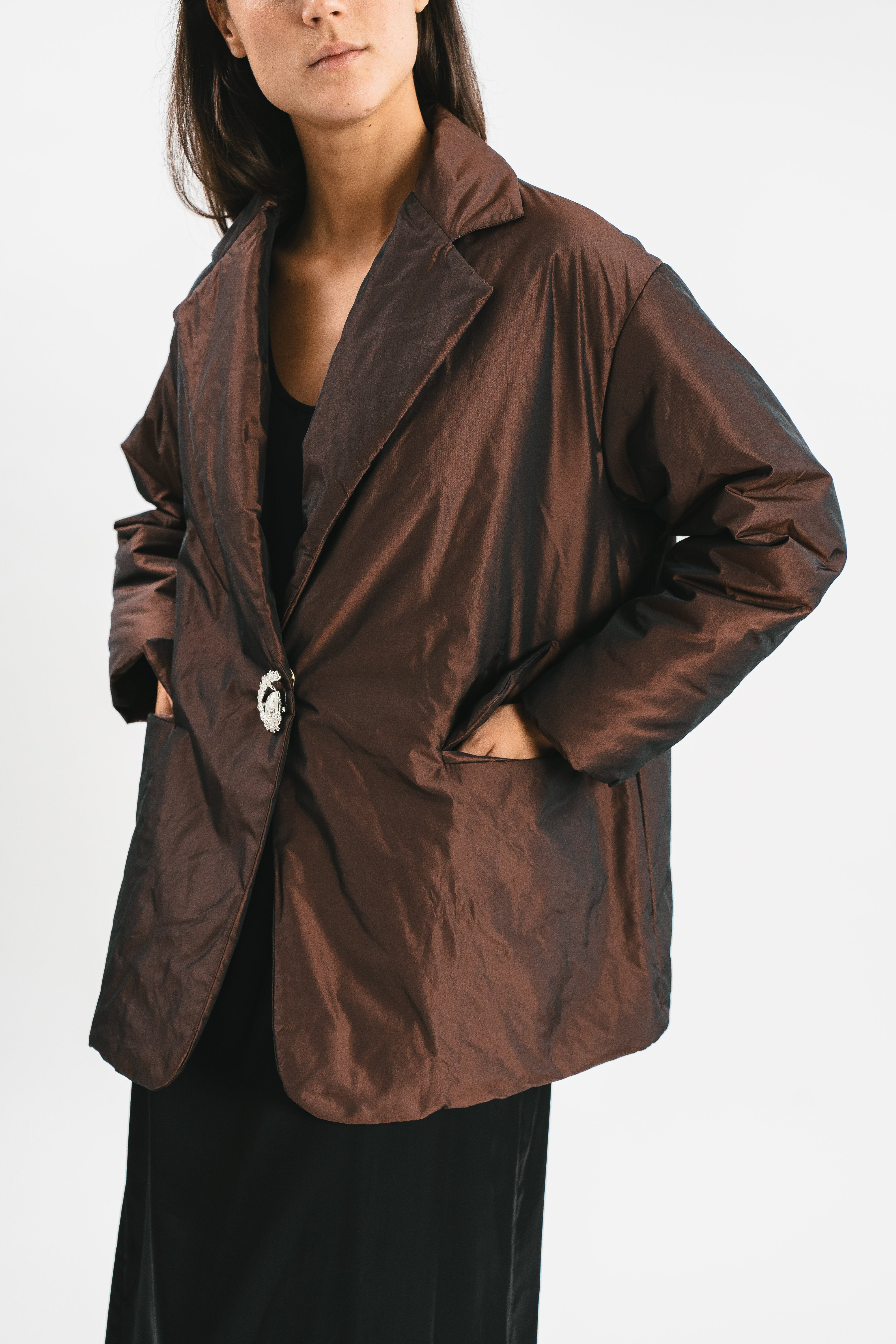Giacca marrone 100 grammi oversize con bottone gioiello
Dettaglio