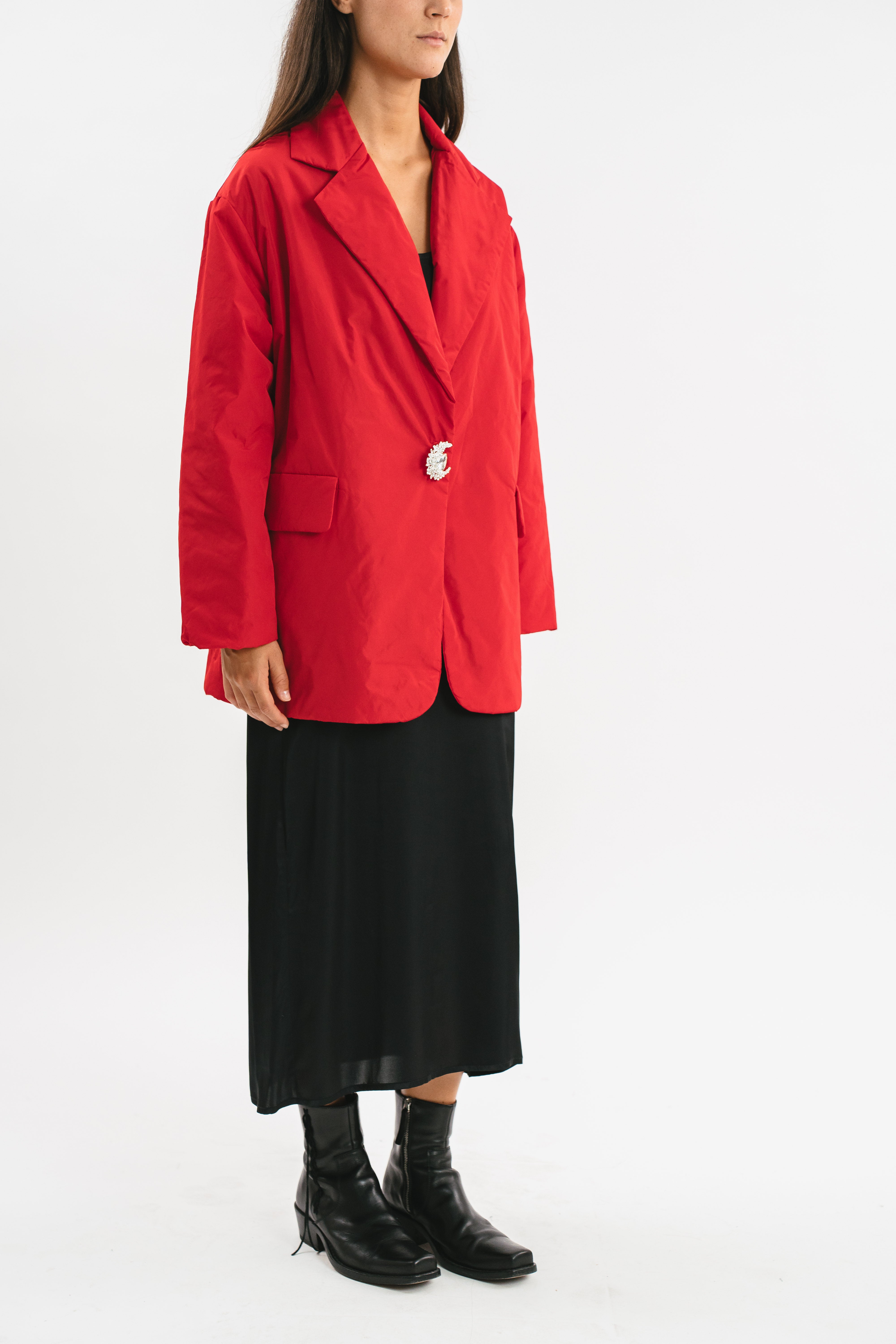 Giacca rosso 100 grammi oversize con bottone gioiello
Frontale