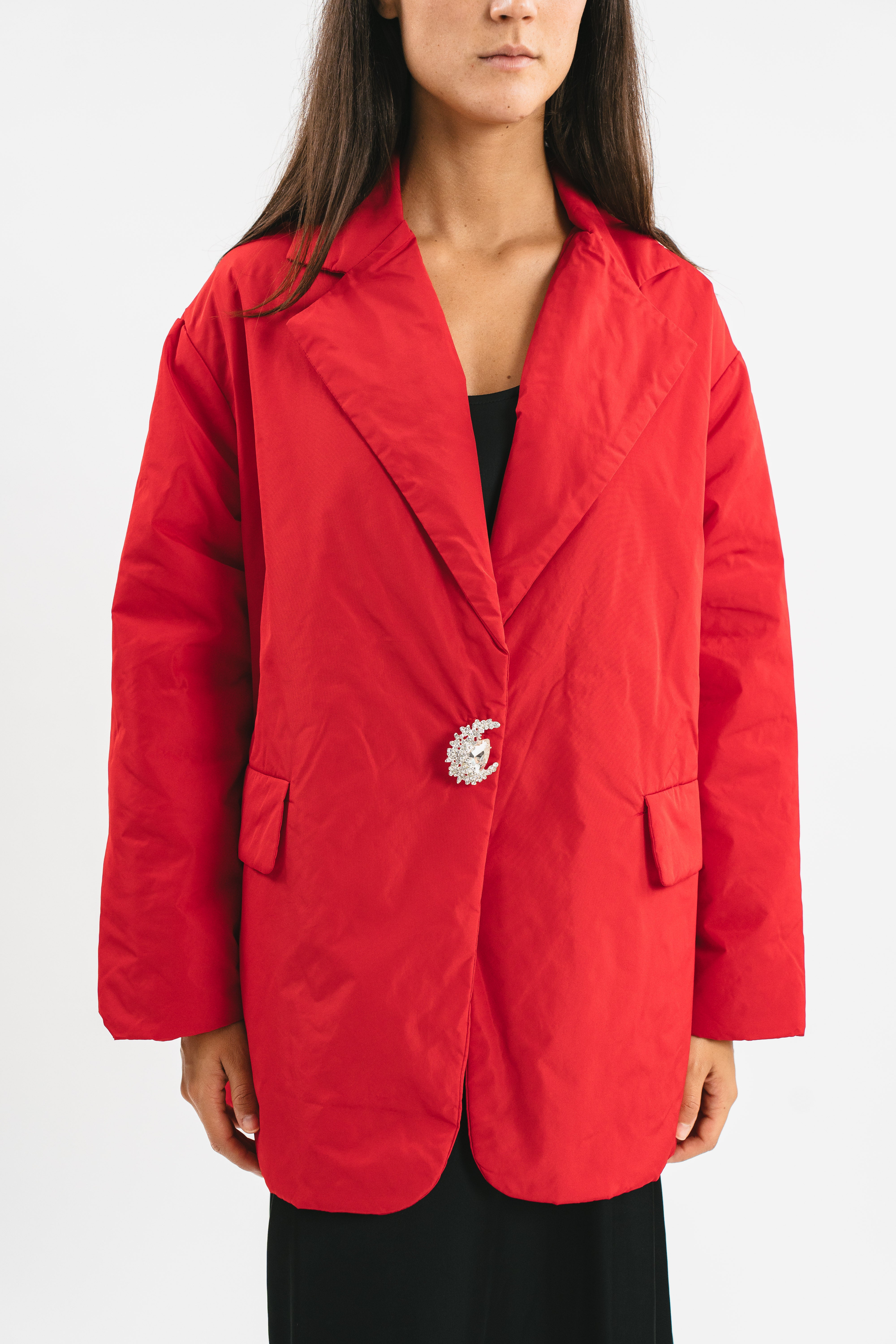 Giacca rosso 100 grammi oversize con bottone gioiello Dettaglio