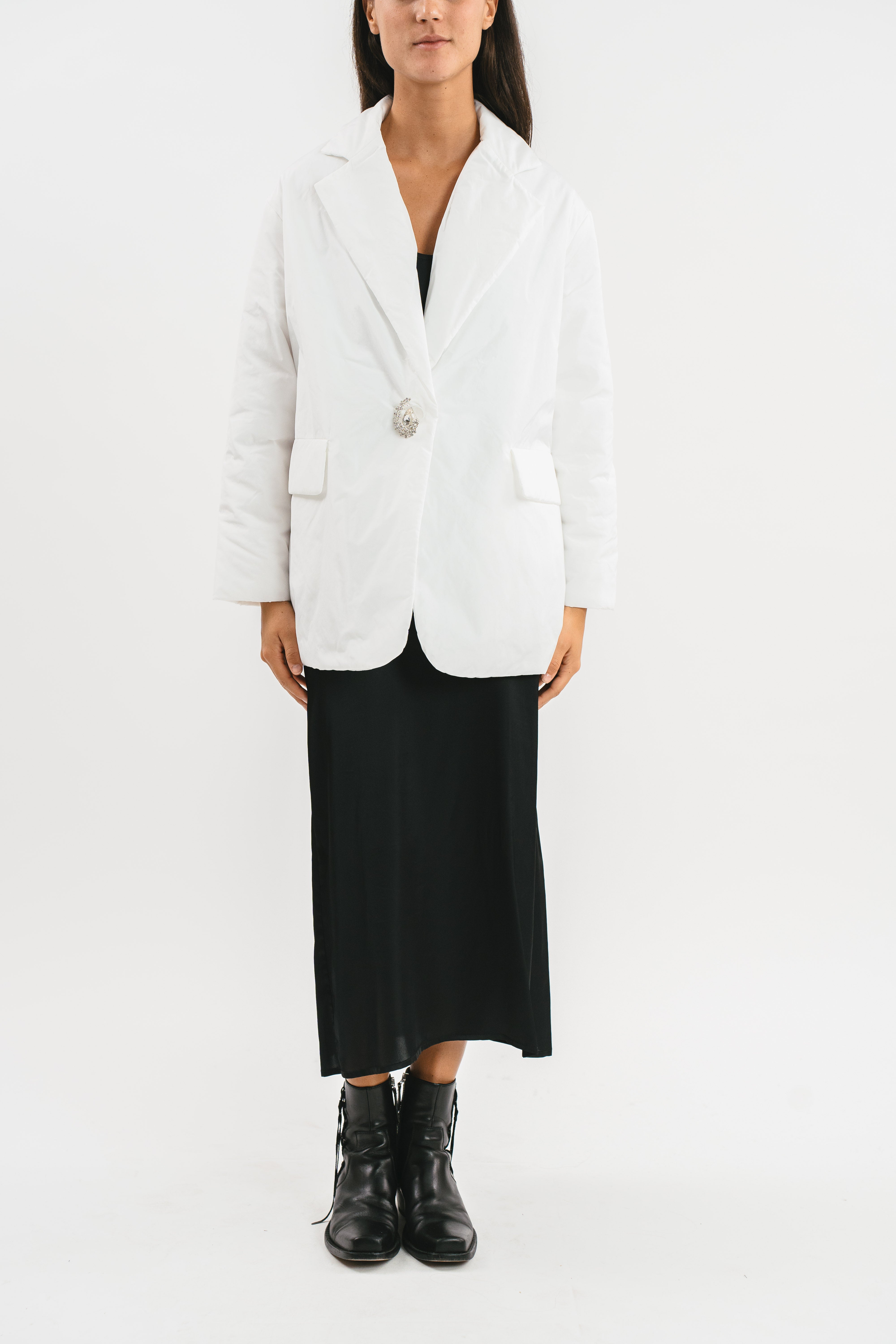 Giacca bianca 100 grammi oversize con bottone gioiello Frontale