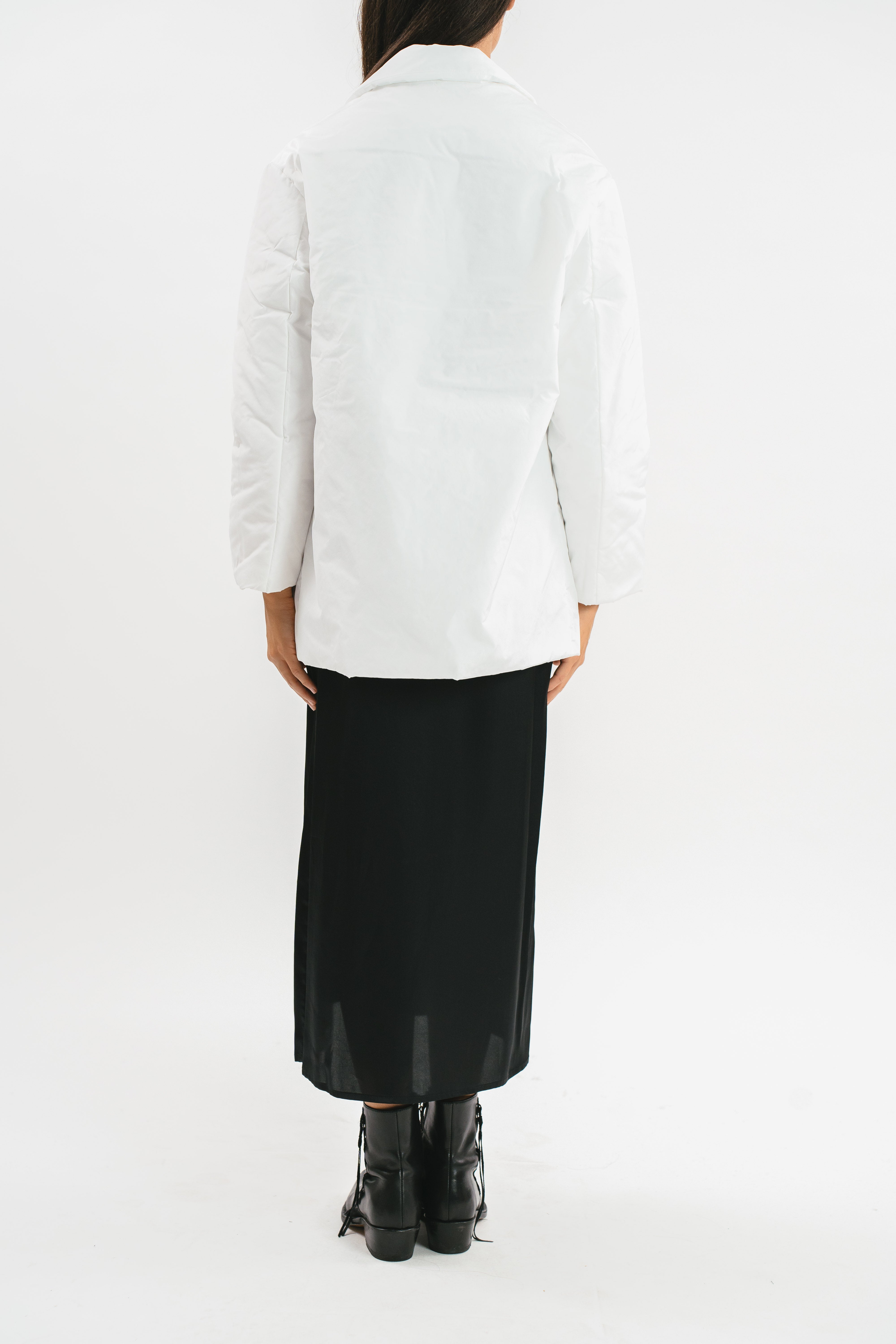 Giacca bianca 100 grammi oversize con bottone gioiello Posteriore