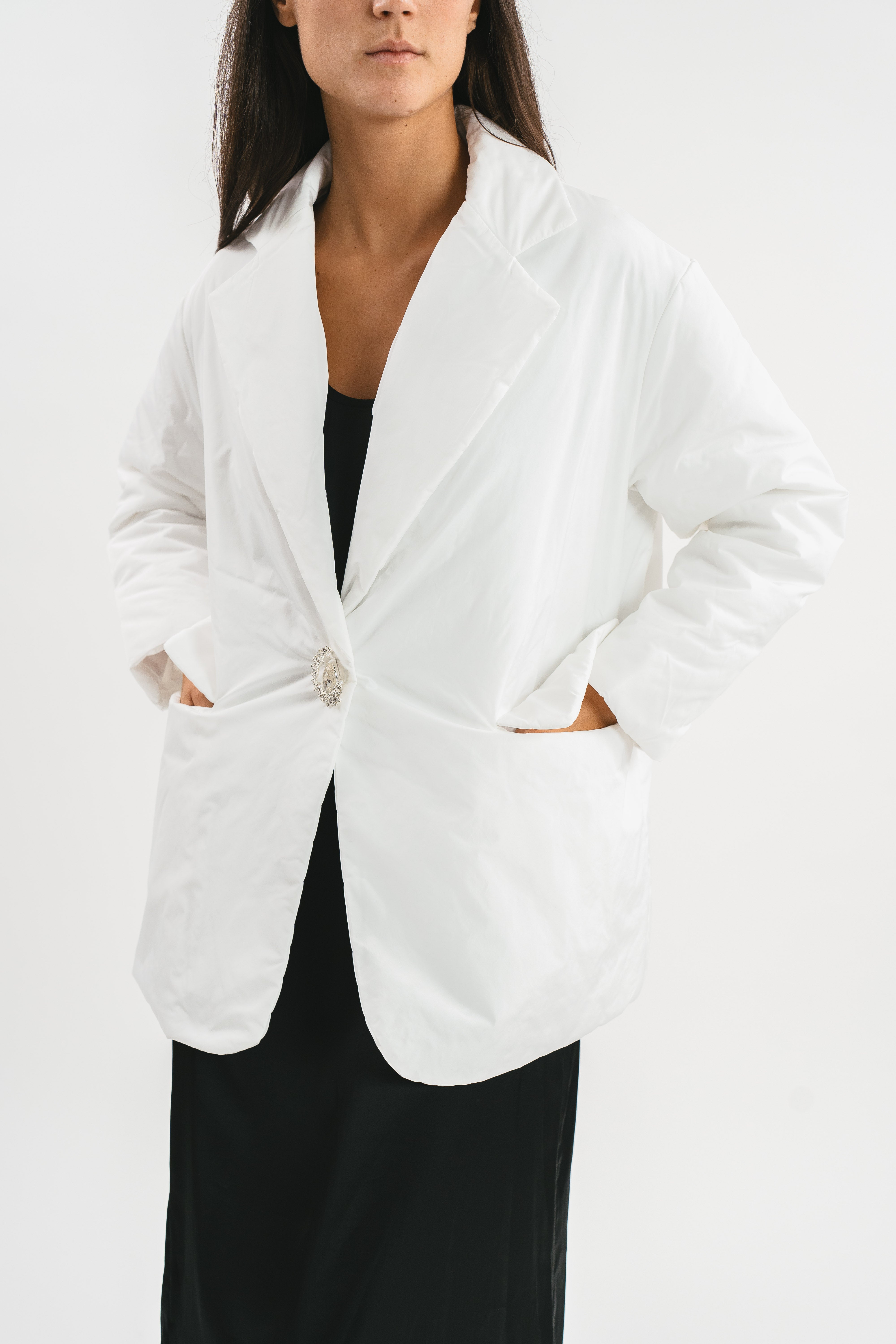 Giacca bianca 100 grammi oversize con bottone gioiello Dettaglio