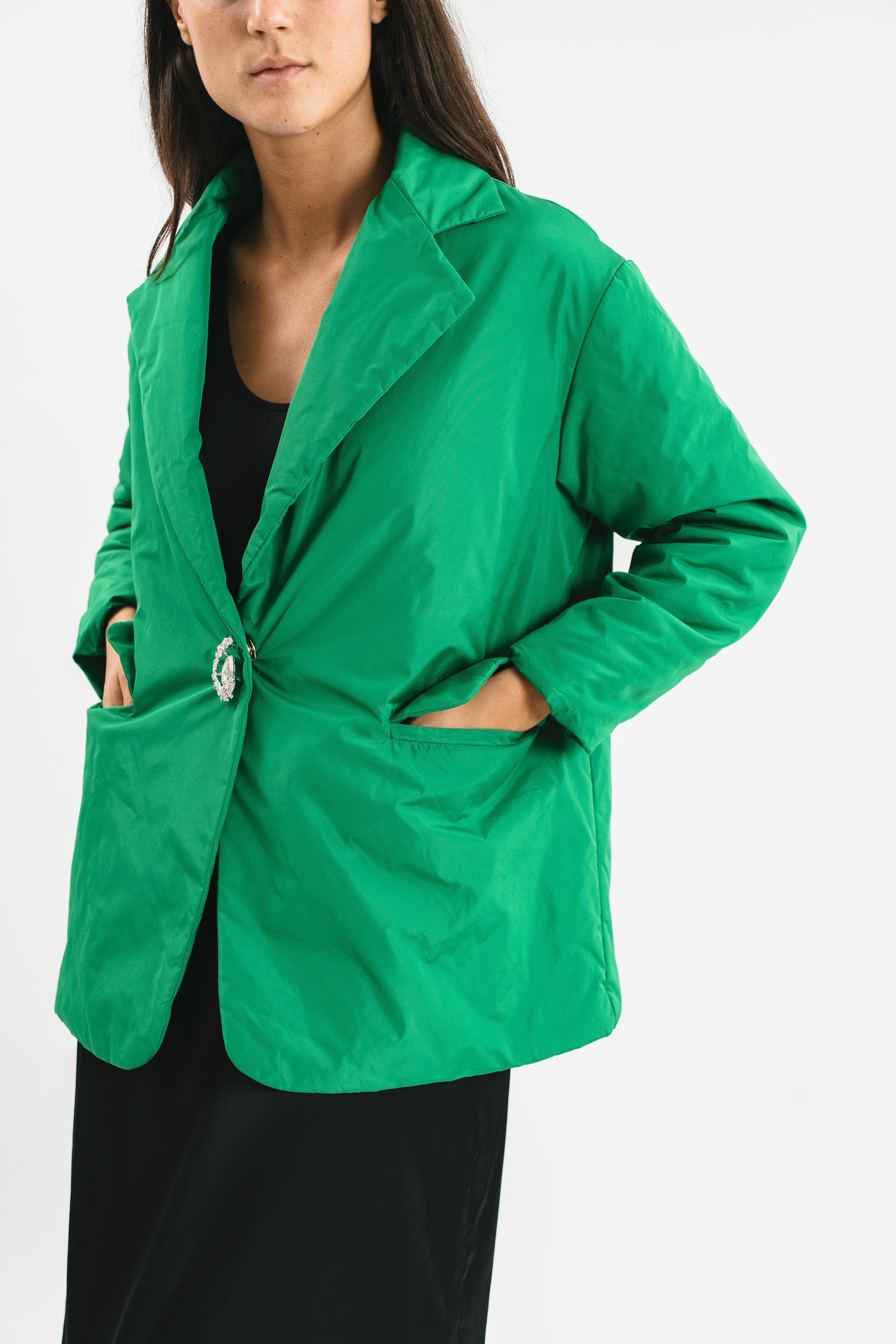 Giacca verde 100 grammi oversize con bottone gioiello Dettaglio