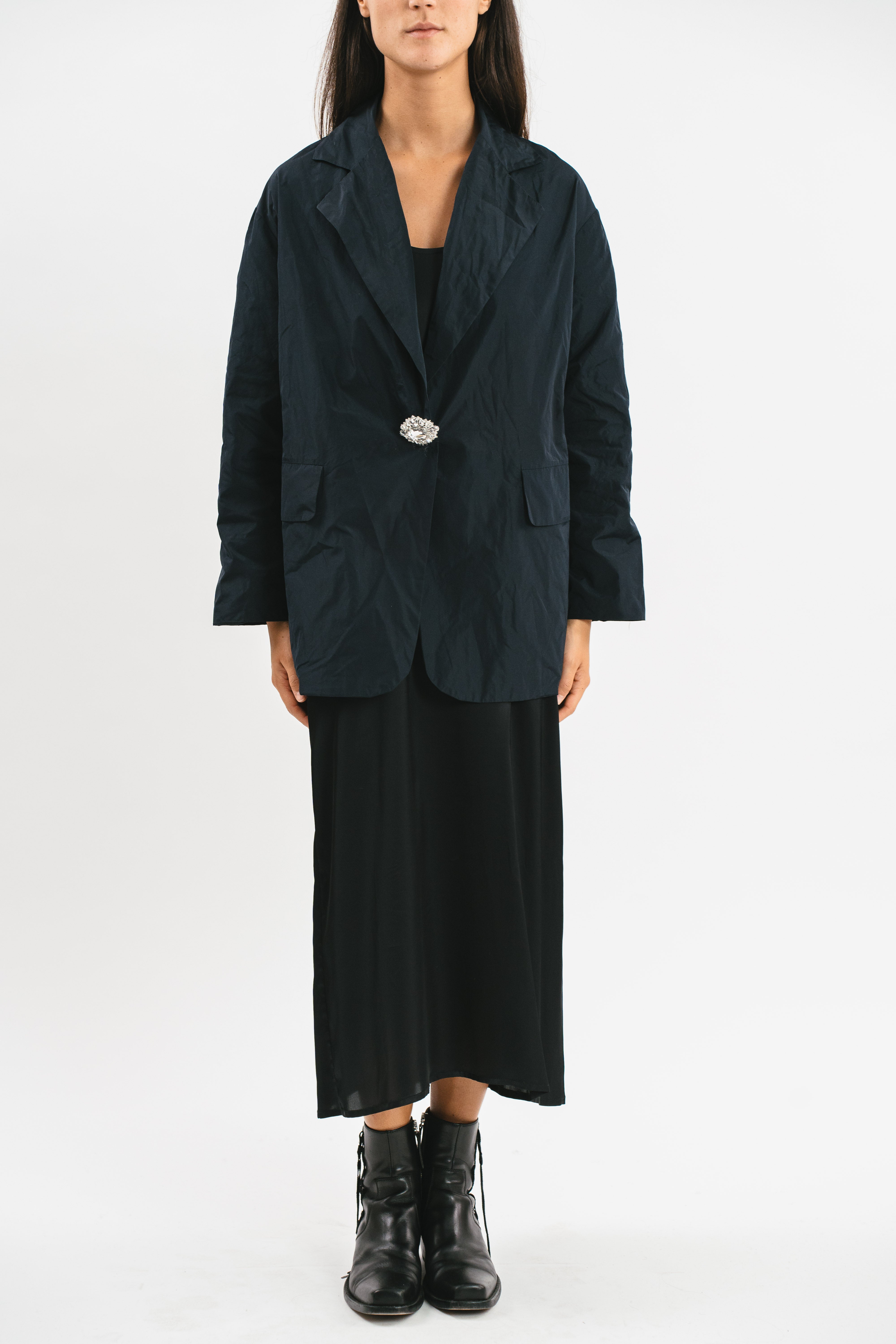 Giacca blue navy in taffetà leggero anti-vento, con cintura e spilla gioiello Frontale
