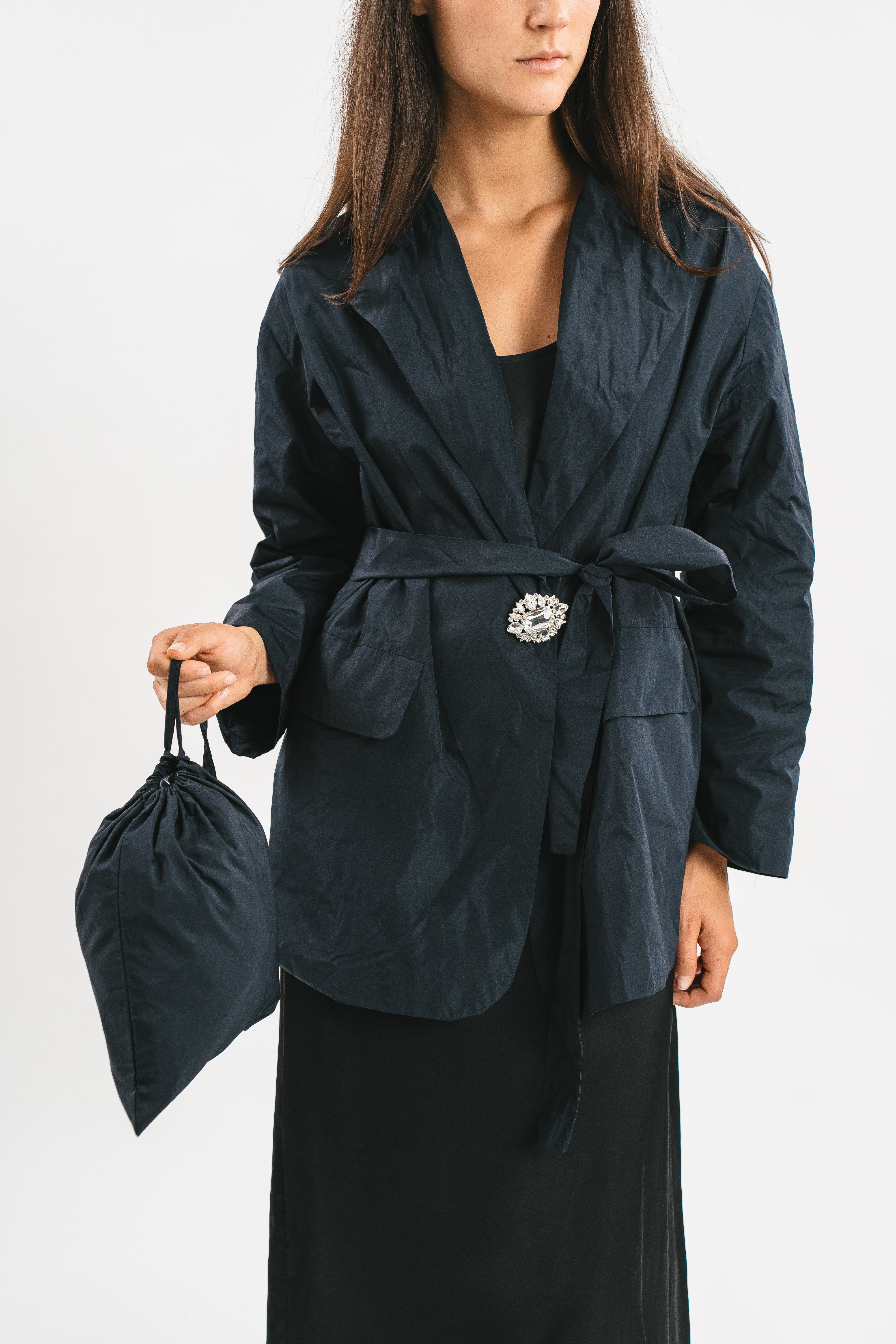 Giacca blue navy in taffetà leggero anti-vento, con cintura e spilla gioiello Dettaglio