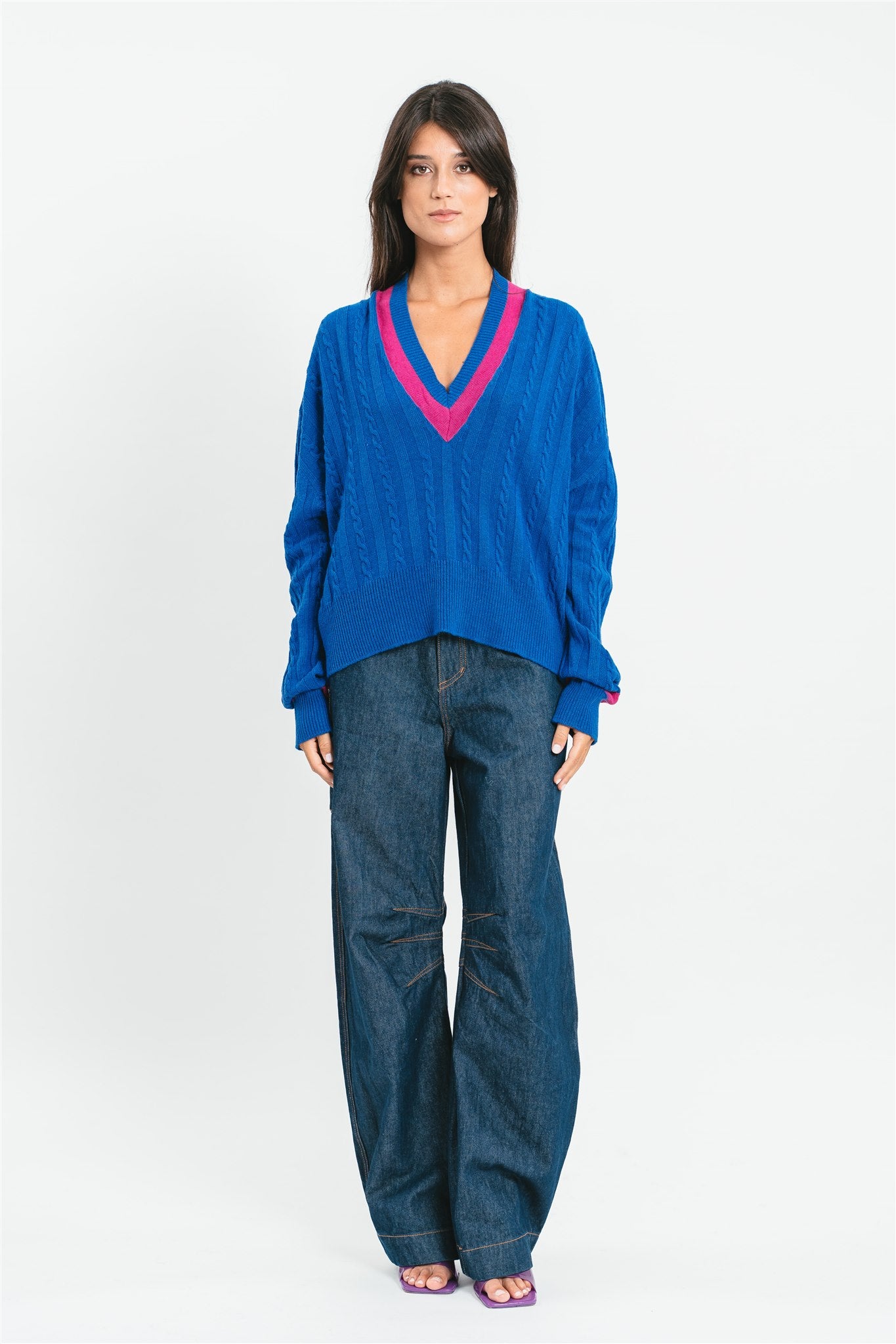 Maglia over royal blu con scollo a v e trecce bi-color Frontale