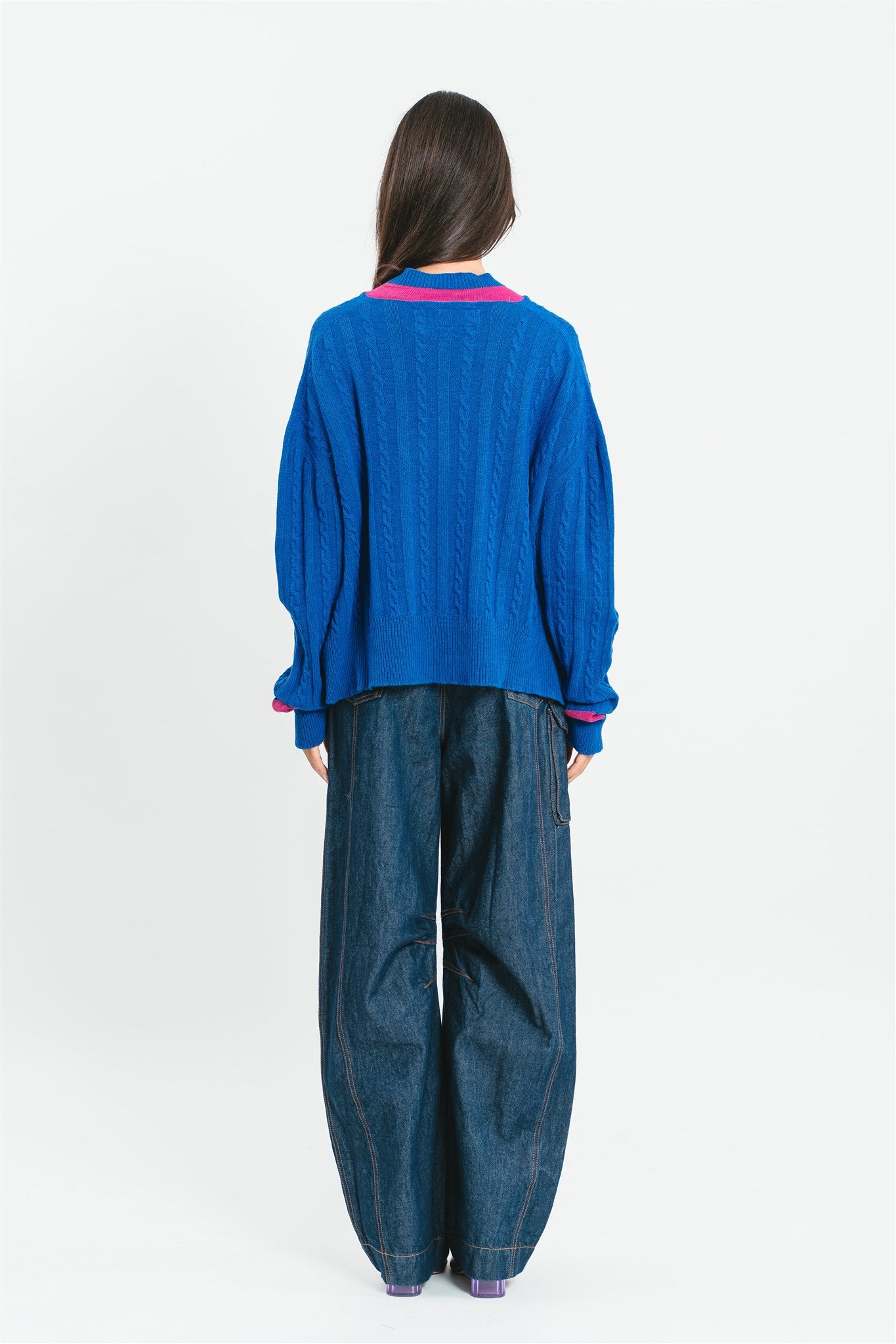 Maglia over royal blu con scollo a v e trecce bi-color Posteriore