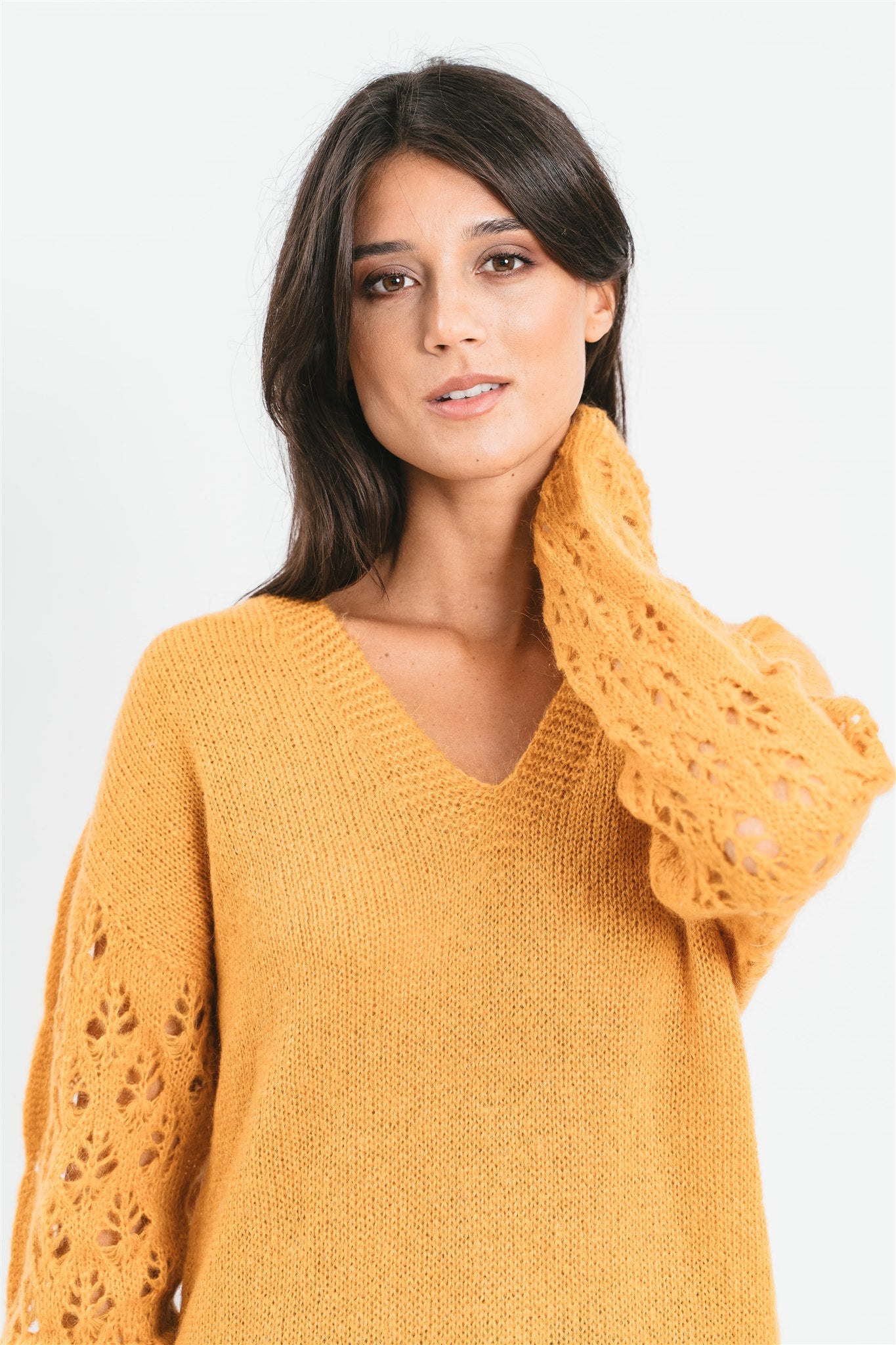 Maglia ocra scollo a V con maniche traforate Dettaglio
