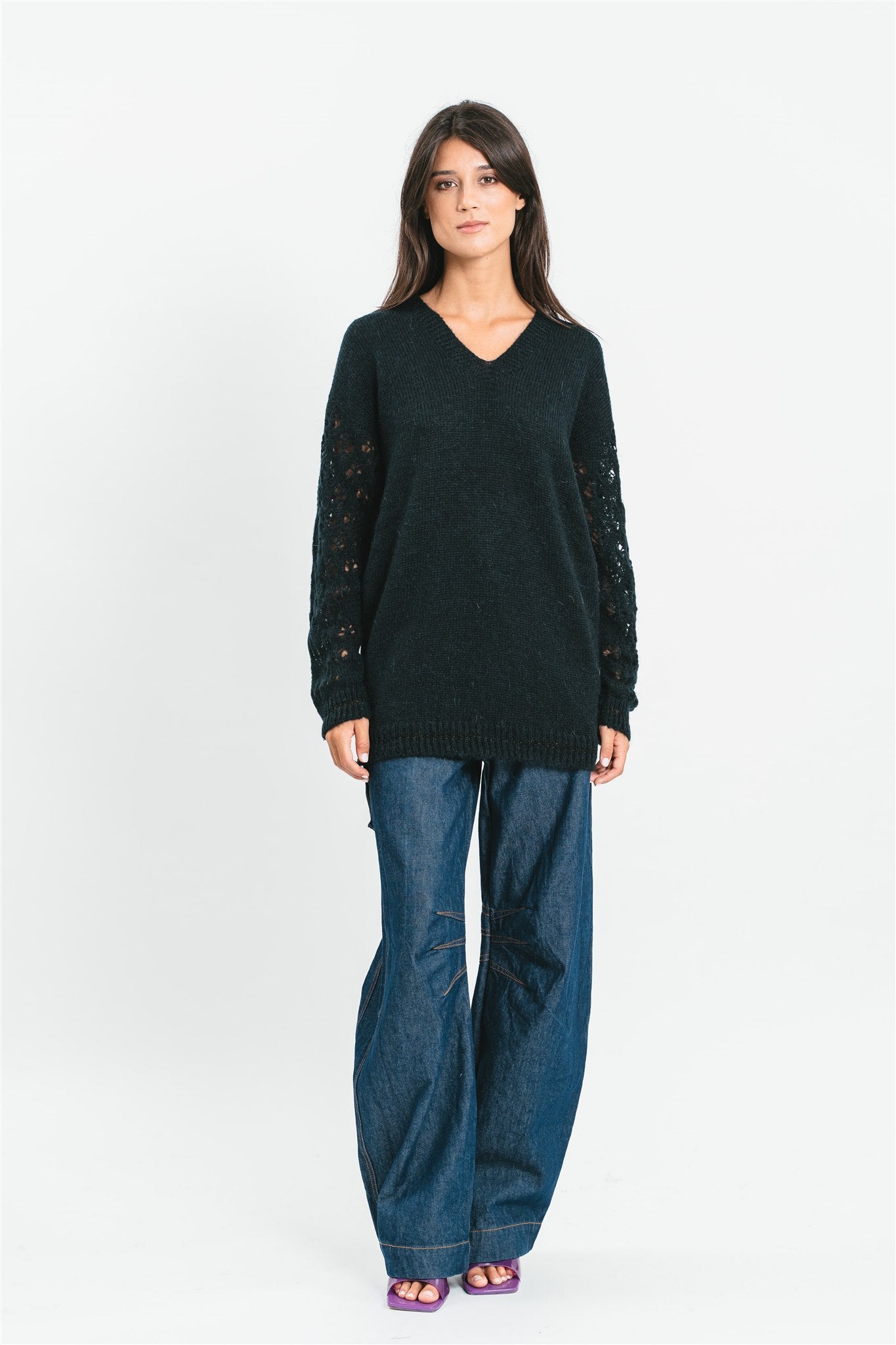Maglia nera scollo a V con maniche traforate Frontale
