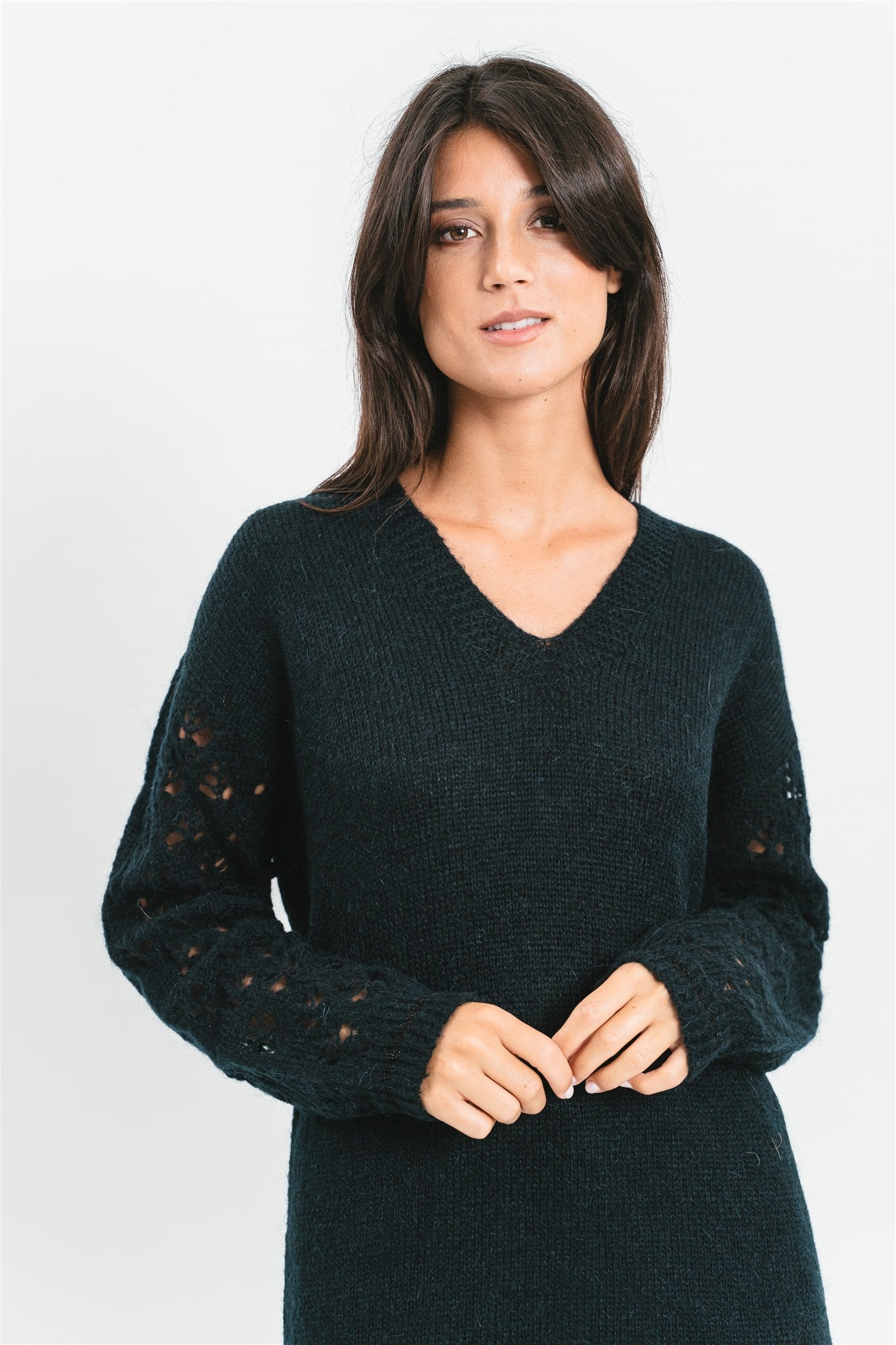 Maglia nera scollo a V con maniche traforate Dettaglio