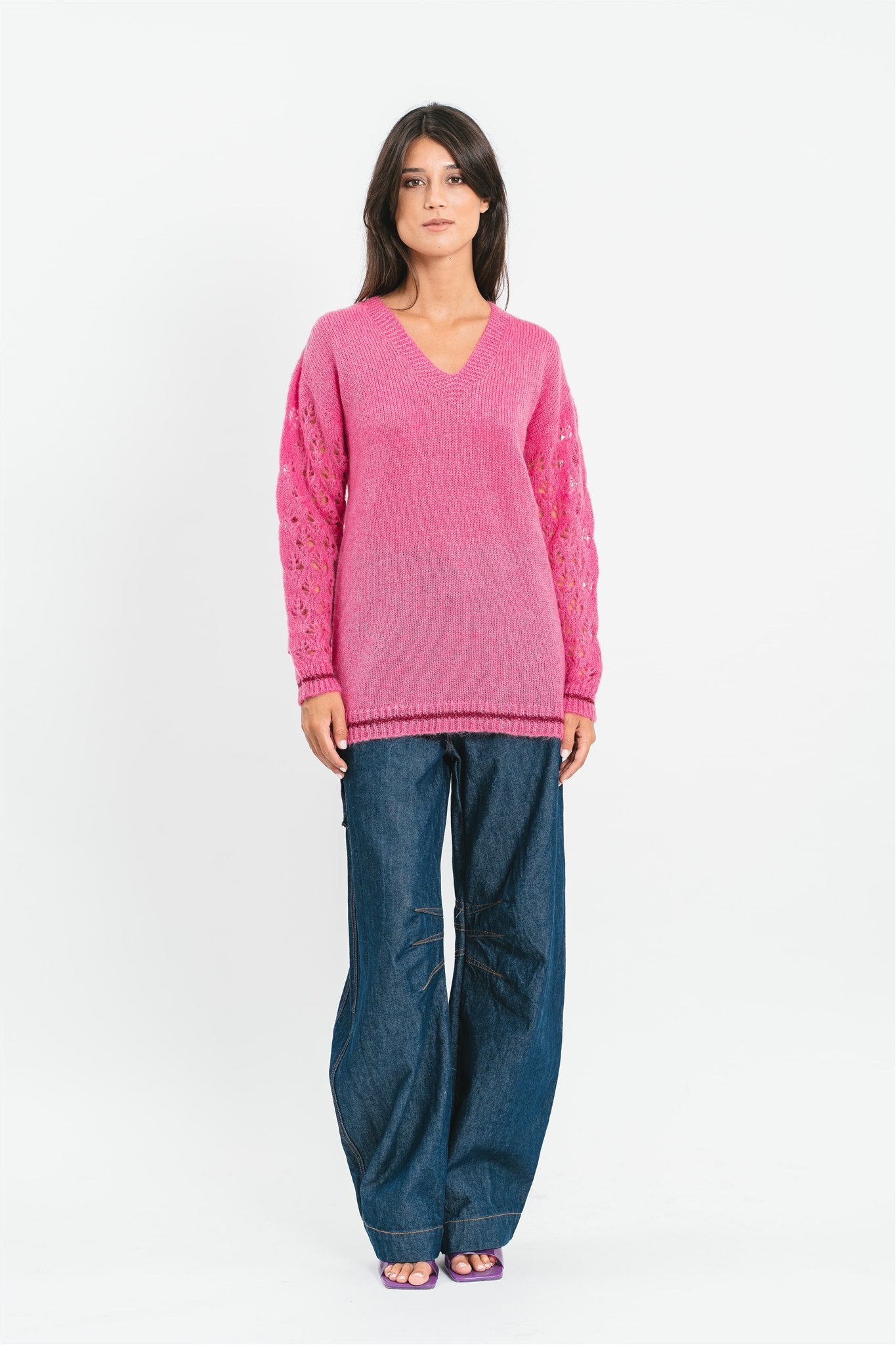 Maglia fucsia scollo a V con maniche traforate Frontale