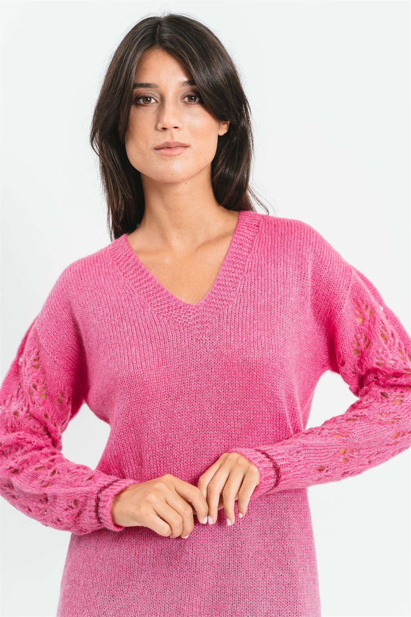 Maglia fucsia scollo a V con maniche traforate Dettaglio