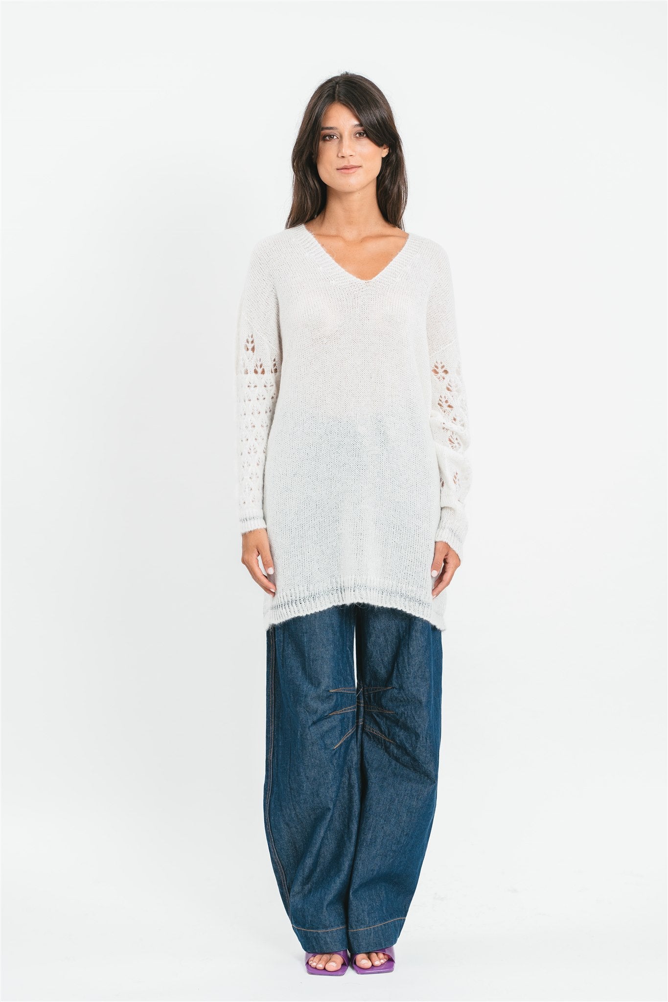 Maglia bianca scollo a V con maniche traforate Frontale