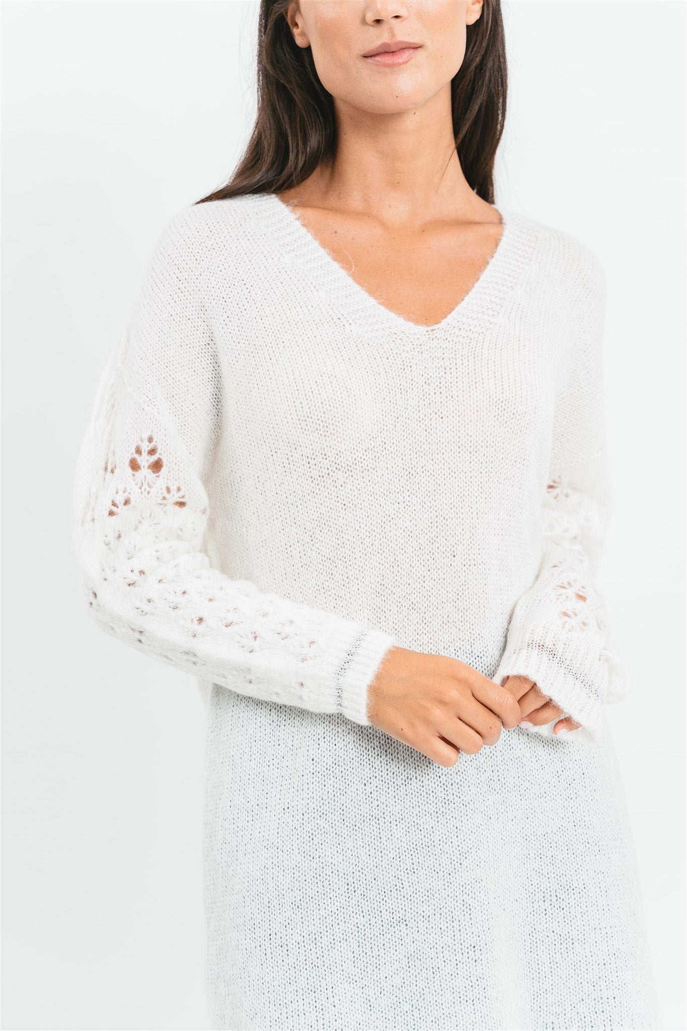 Maglia nera scollo a V con maniche traforate Dettaglio
