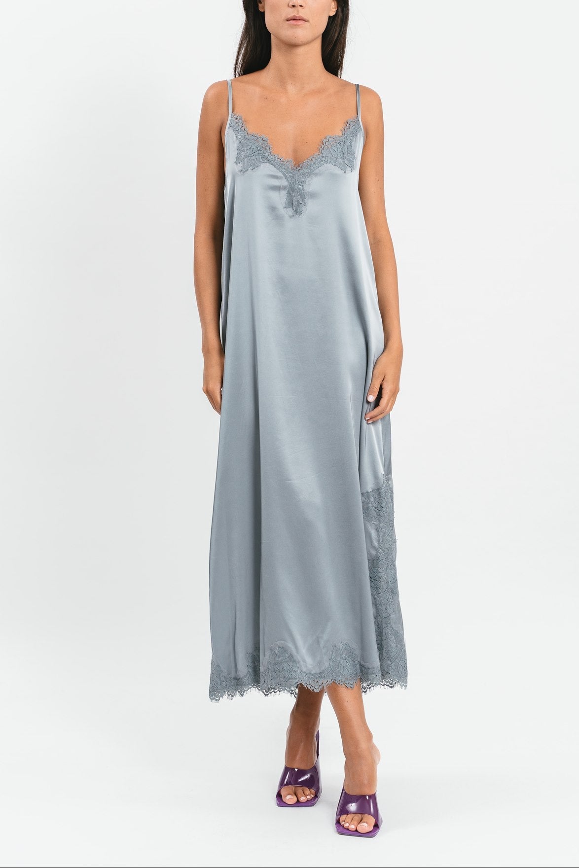Slip dress longuette argento in viscosa satin elasticizzata con pregiato pizzo francese Frontale