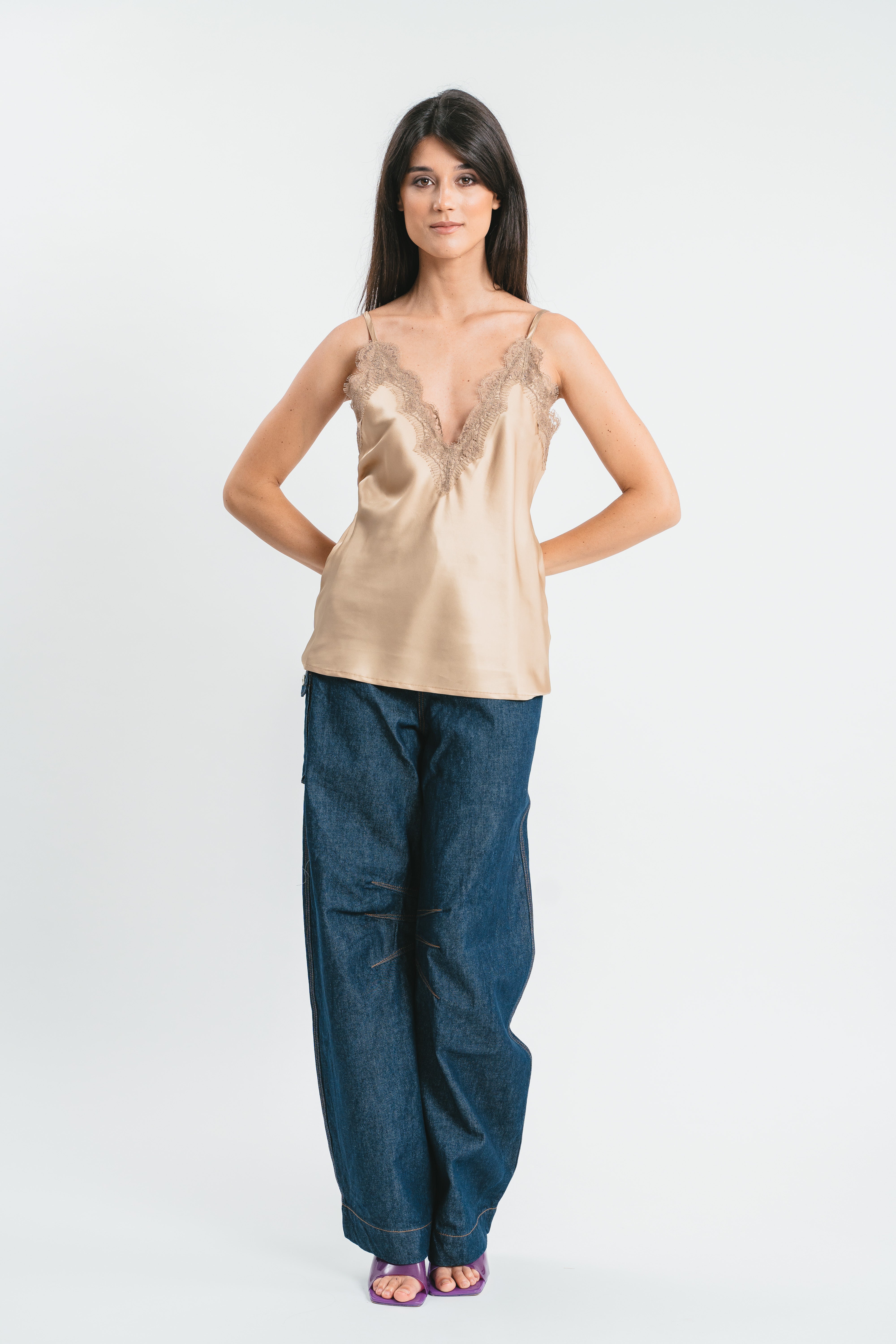 Top cammello scollo a V con dettagli in pizzo Frontale