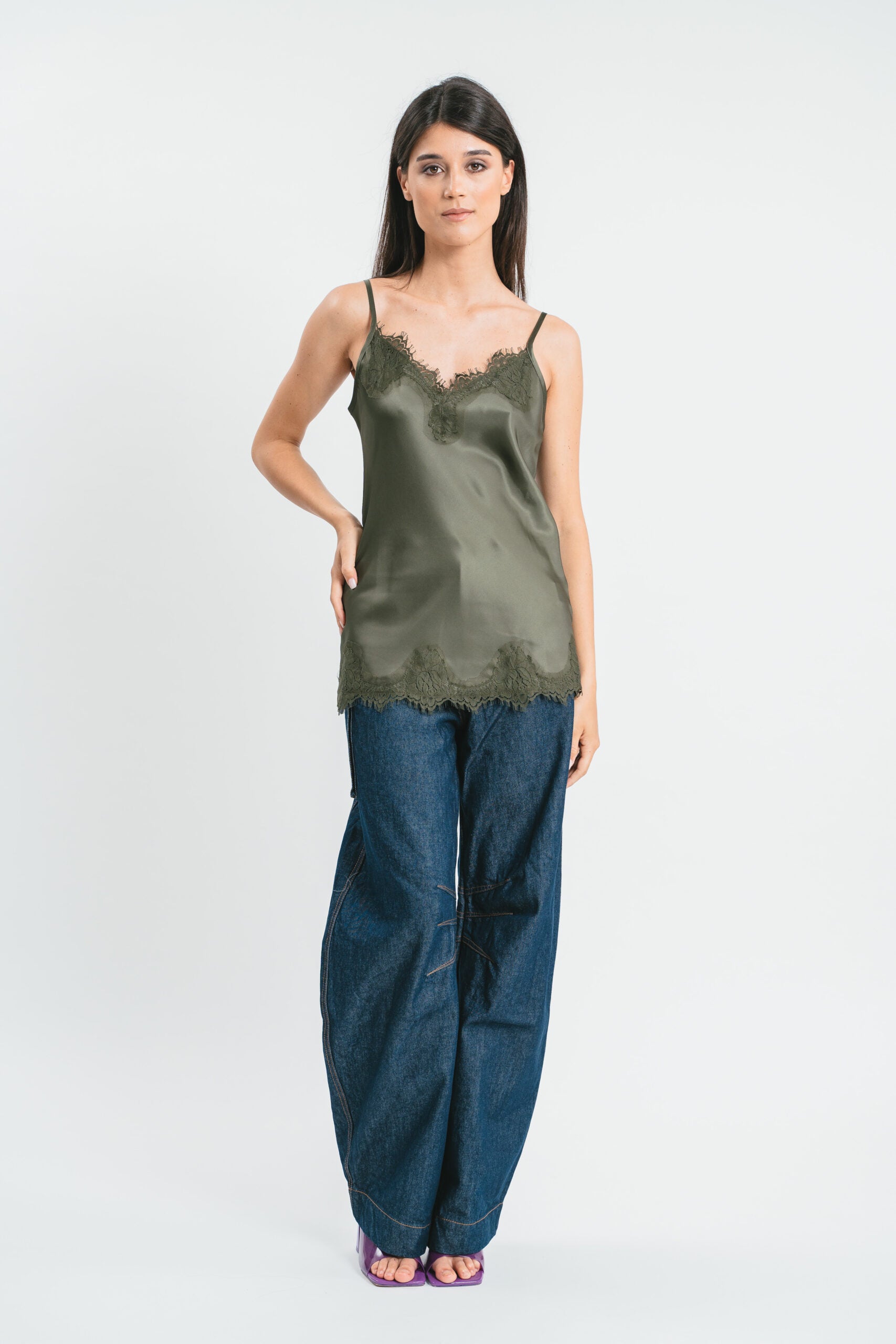 Top verde militare in viscosa satin elasticizzata con rifiniture in pregiato pizzo francese Frontale