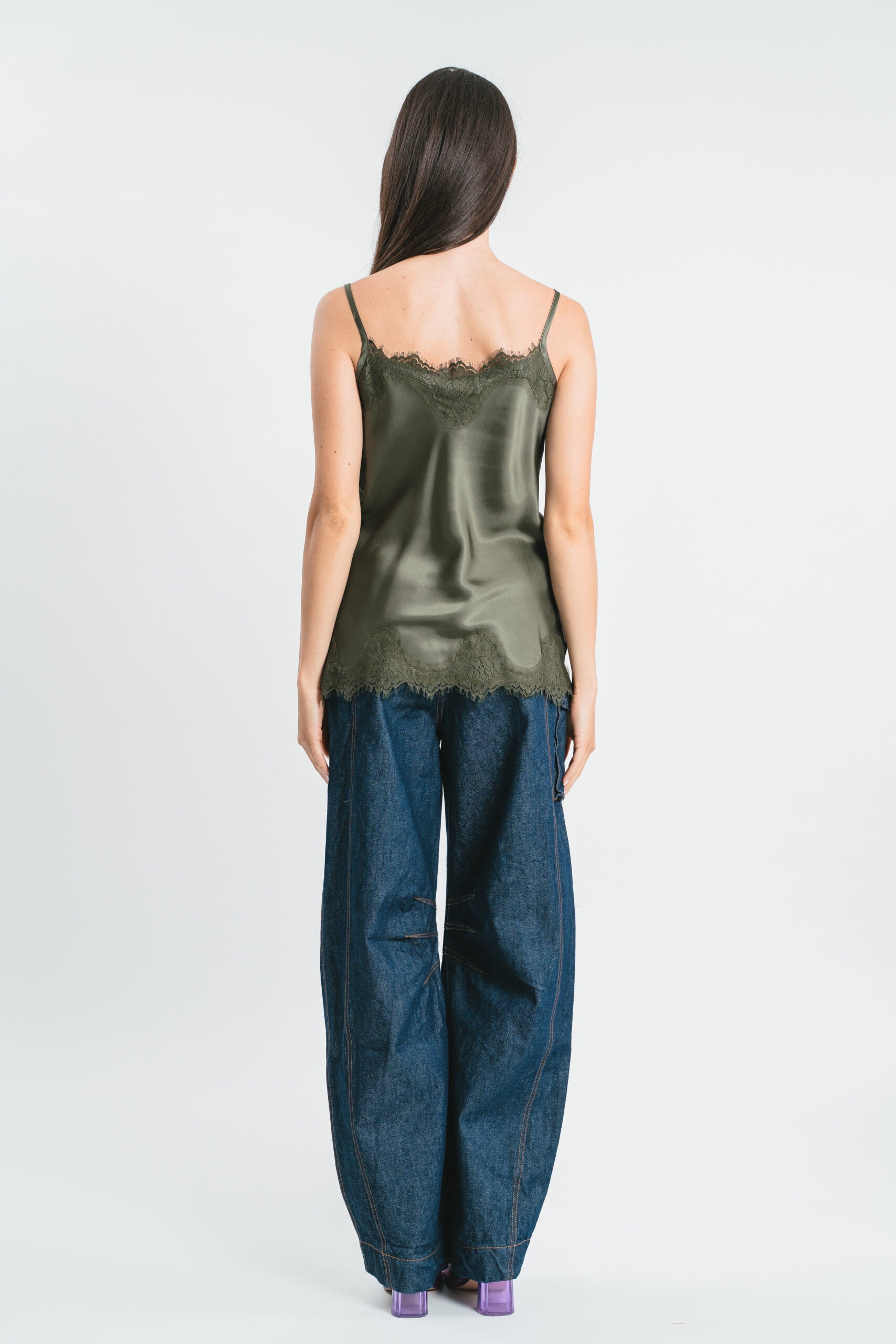 Top verde militare in viscosa satin elasticizzata con rifiniture in pregiato pizzo francese Posteriore