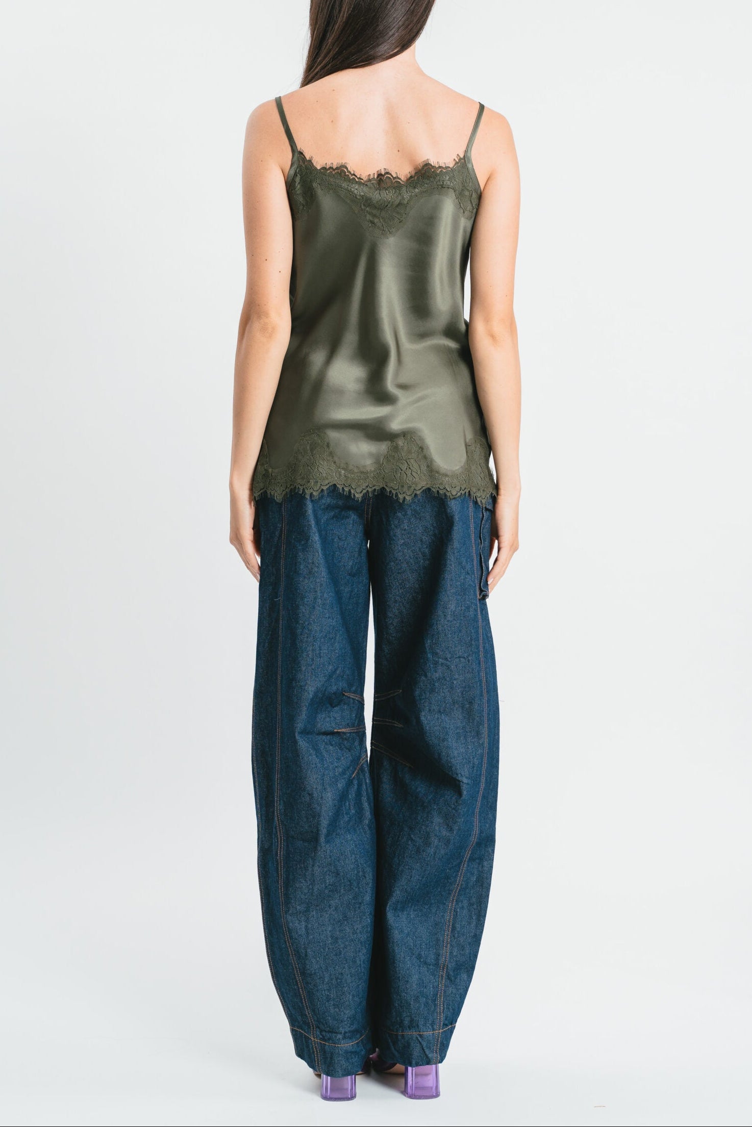 Top verde militare in viscosa satin elasticizzata con rifiniture in pregiato pizzo francese Posteriore