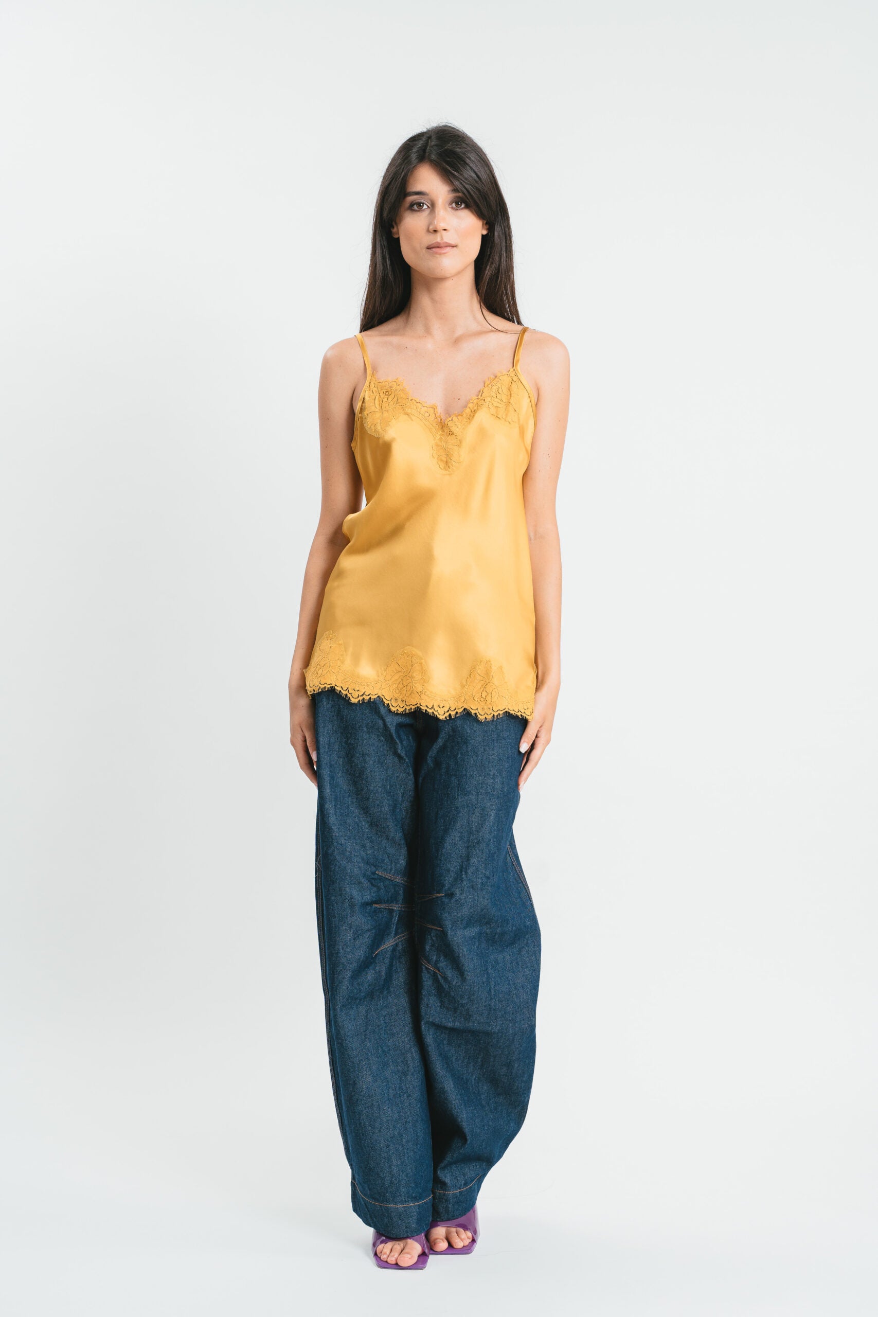 Top ocra in viscosa satin elasticizzata con rifiniture in pregiato pizzo francese Frontale