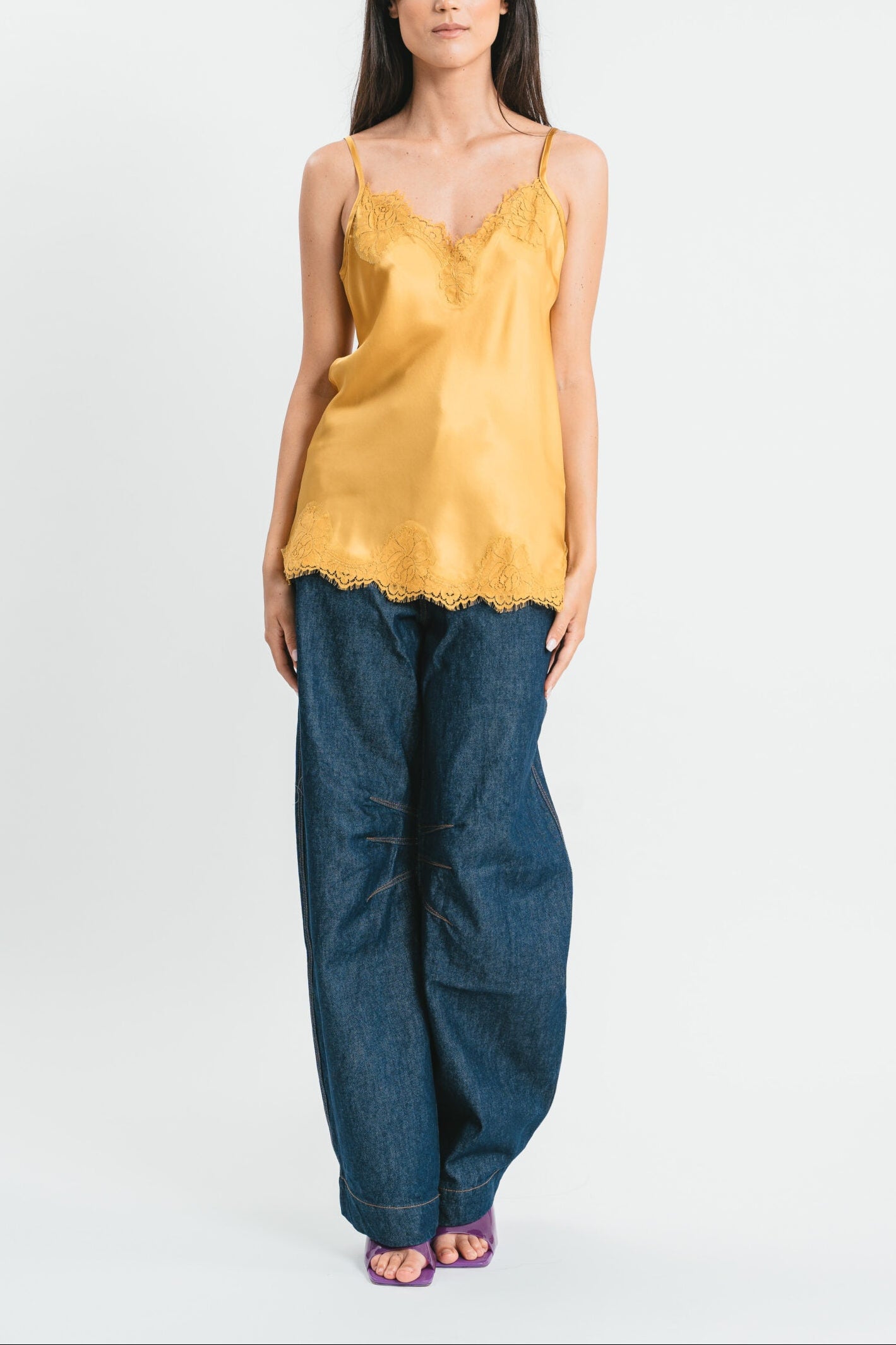 Top ocra in viscosa satin elasticizzata con rifiniture in pregiato pizzo francese Frontale
