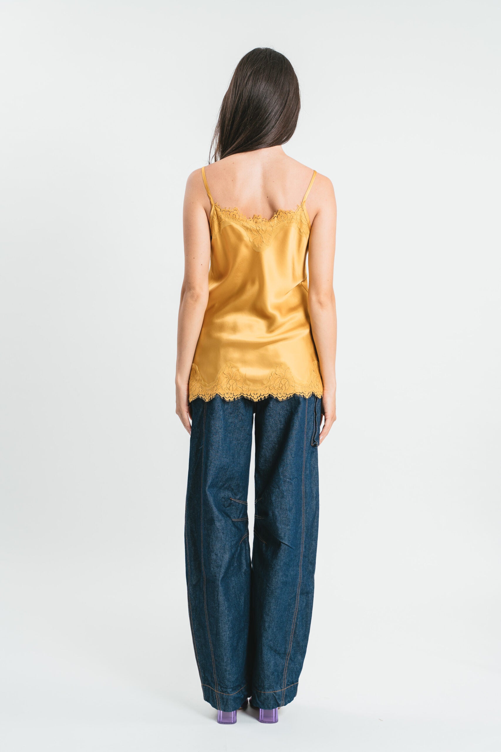 Top ocra in viscosa satin elasticizzata con rifiniture in pregiato pizzo francese Posteriore