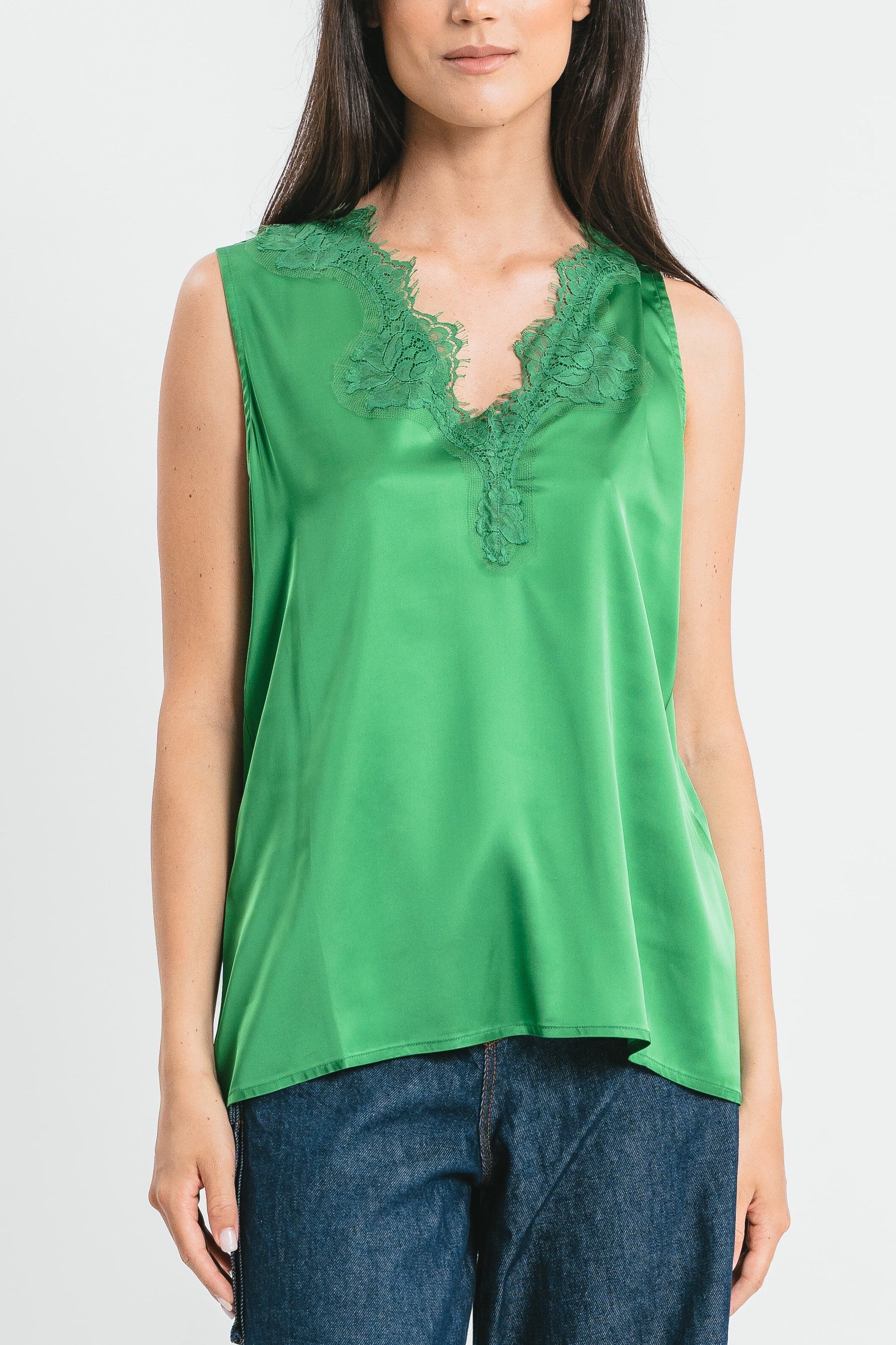 Top verde bandiera spalla larga in viscosa satin elasticizzata con rifiniture in pregiato pizzo francese Frontale