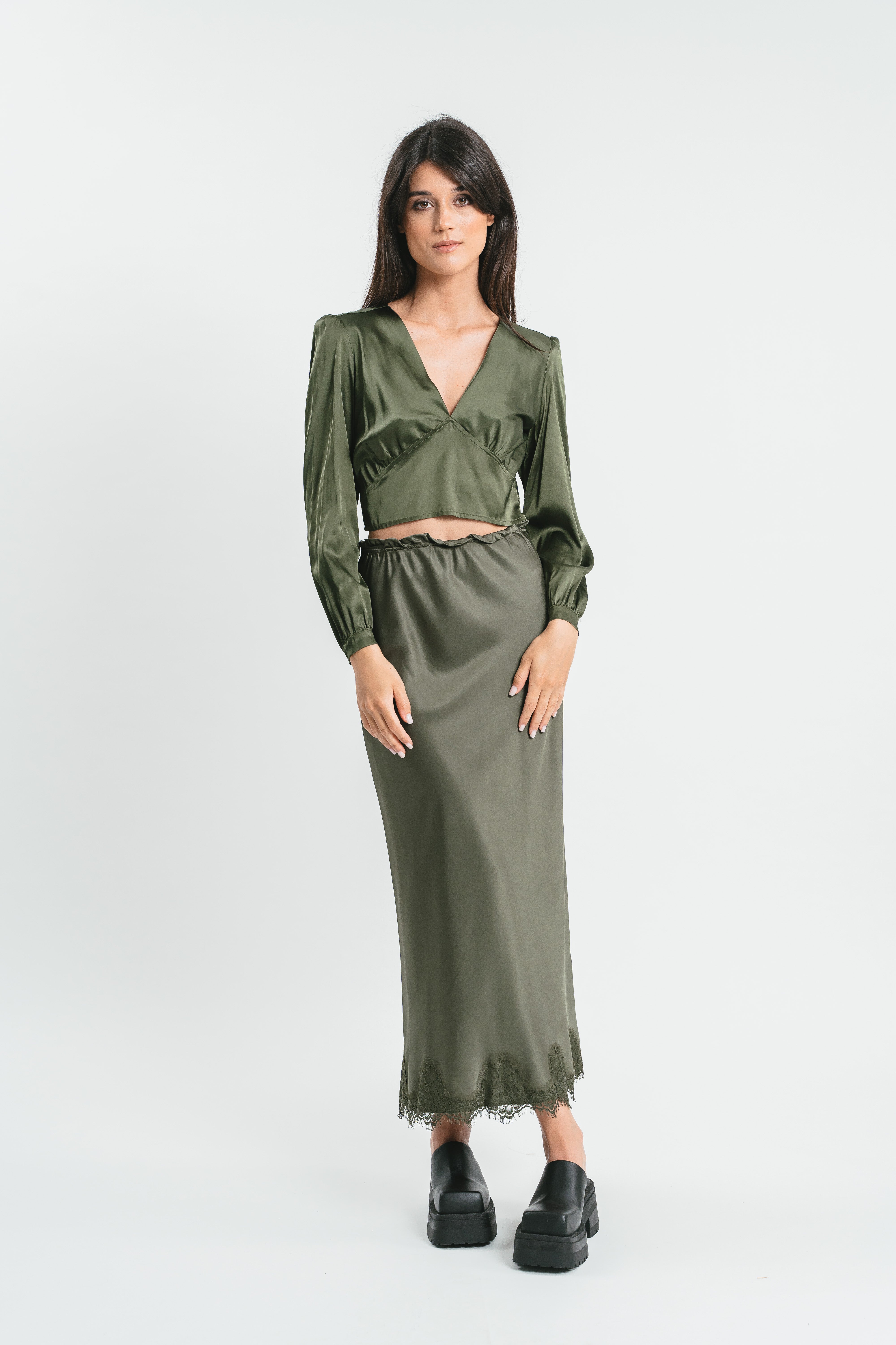 Crop top verde militare con maniche. Frontale
