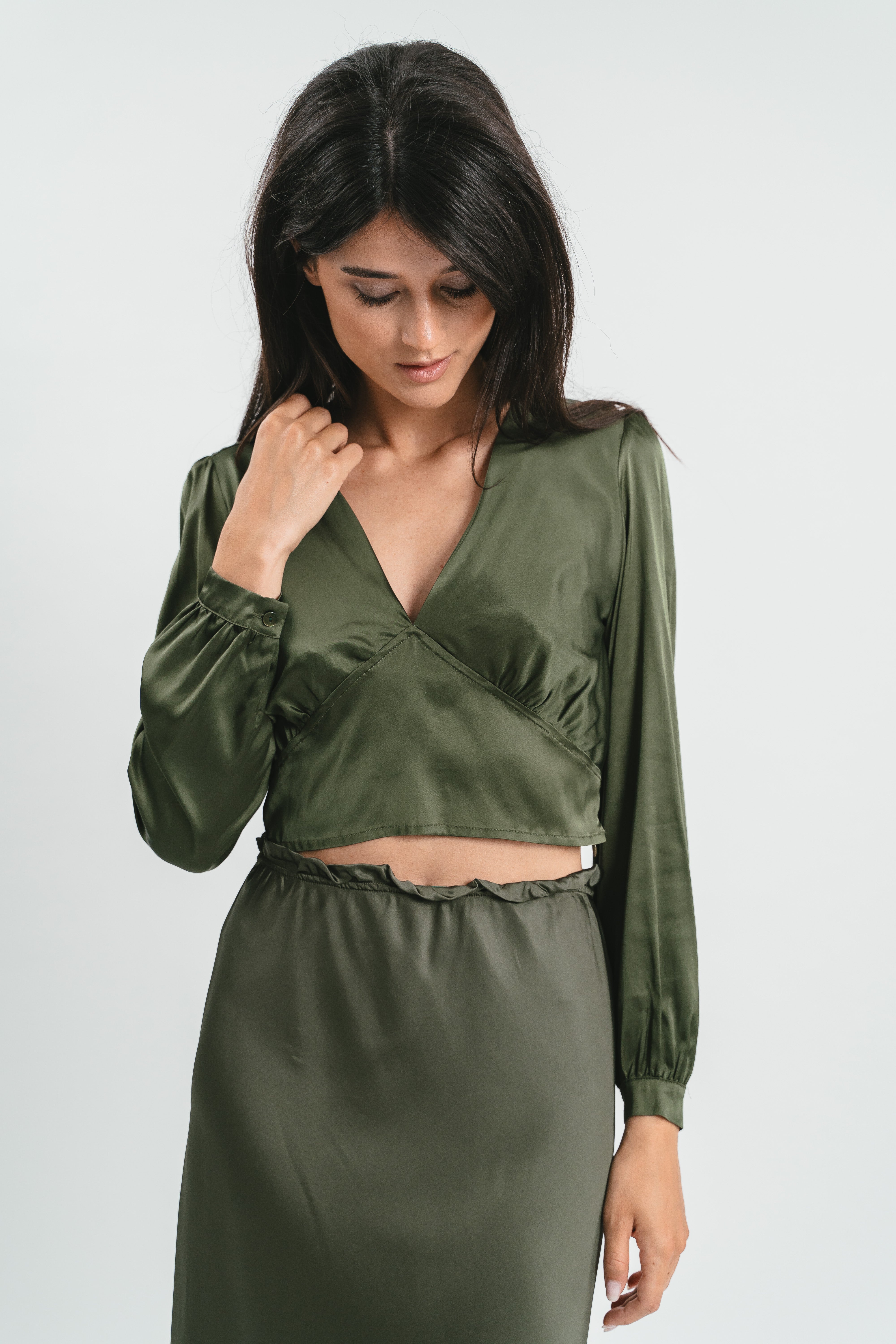Crop top verde militare con maniche. Dettaglio