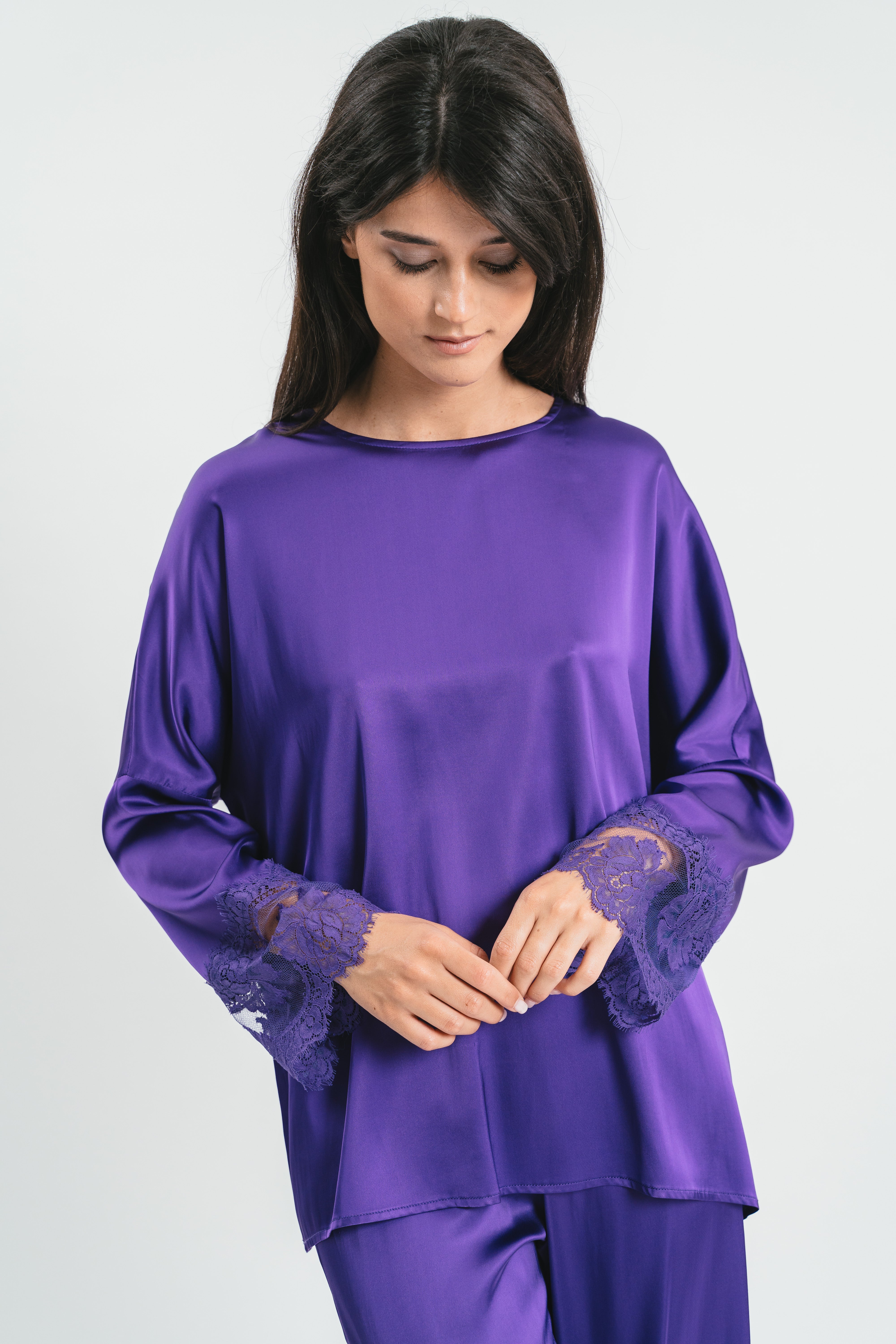 T-shirt viola in viscosa satin elasticizzata con rifiniture in pregiato pizzo francese Dettaglio