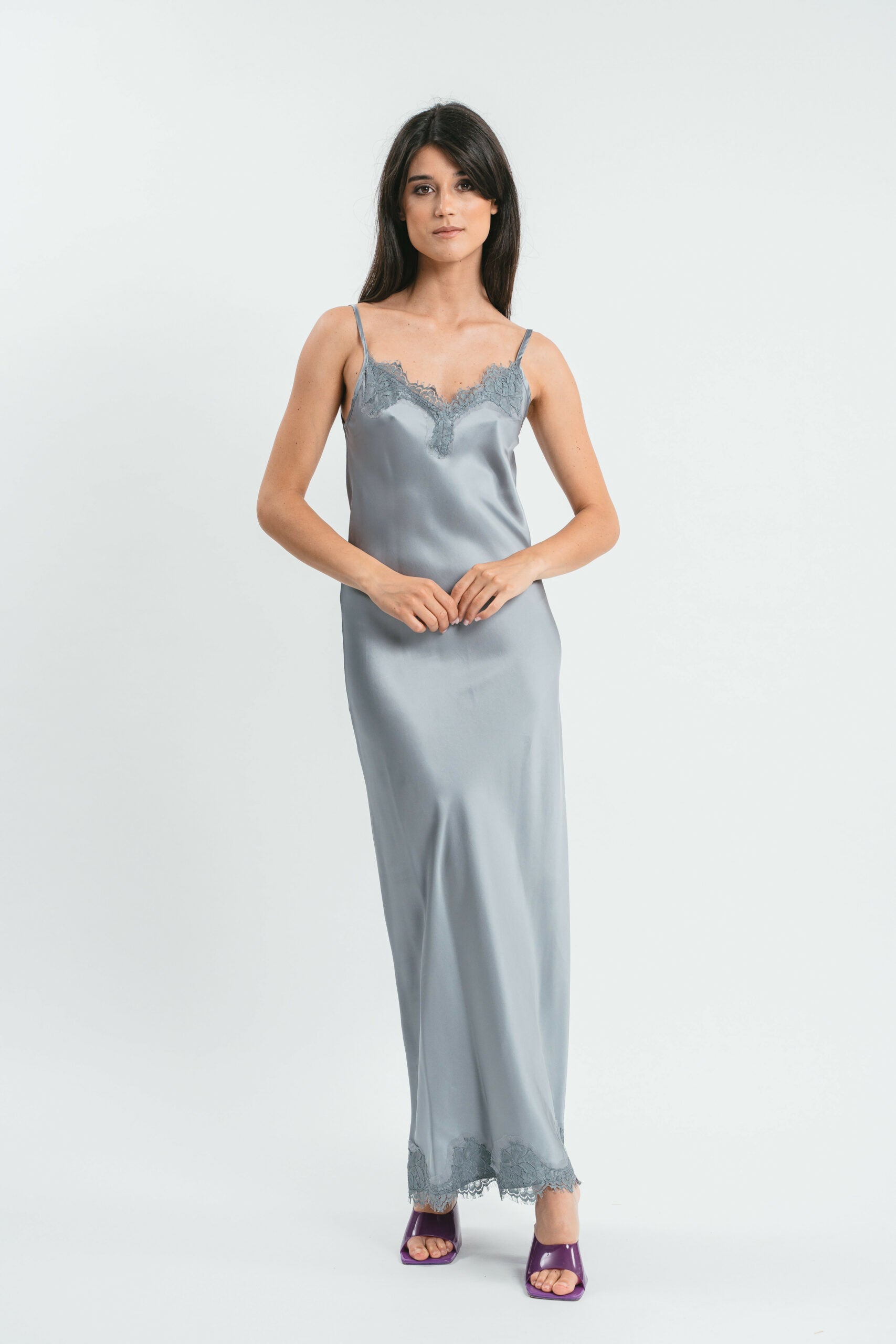 Slip Dress argento in viscosa satin elasticizzata con rifiniture in pregiato pizzo francese Frontale