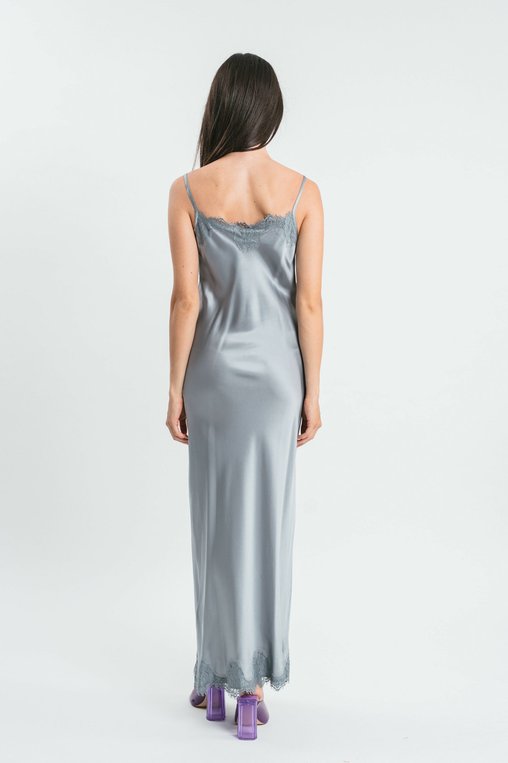 Slip Dress argento in viscosa satin elasticizzata con rifiniture in pregiato pizzo francese Posteriore
