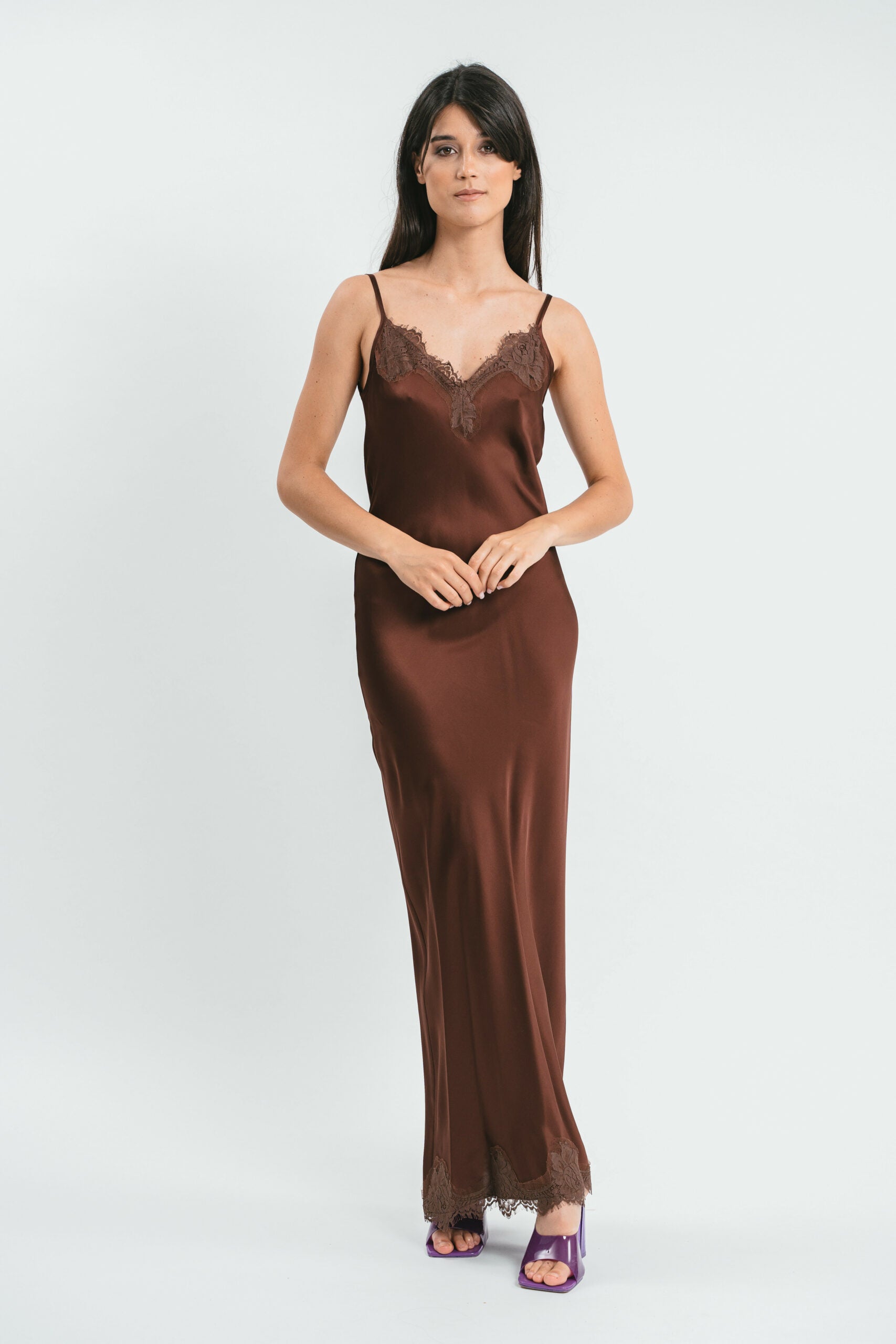 Slip Dress marrone in viscosa satin elasticizzata con rifiniture in pregiato pizzo francese Frontale