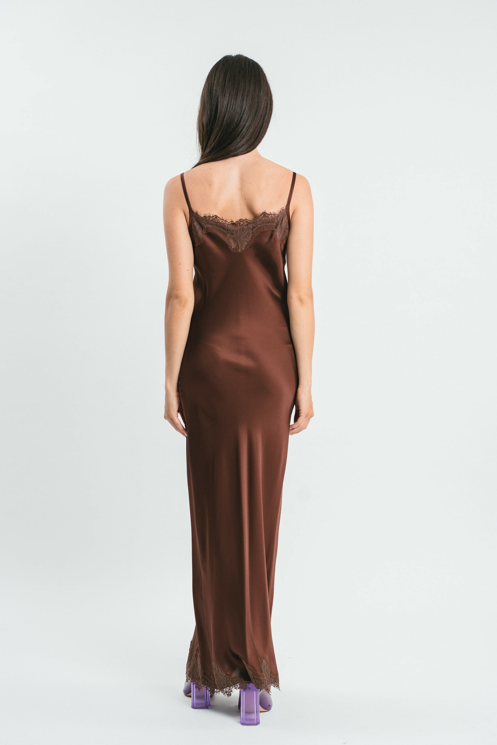 Slip Dress marrone in viscosa satin elasticizzata con rifiniture in pregiato pizzo francese Posteriore