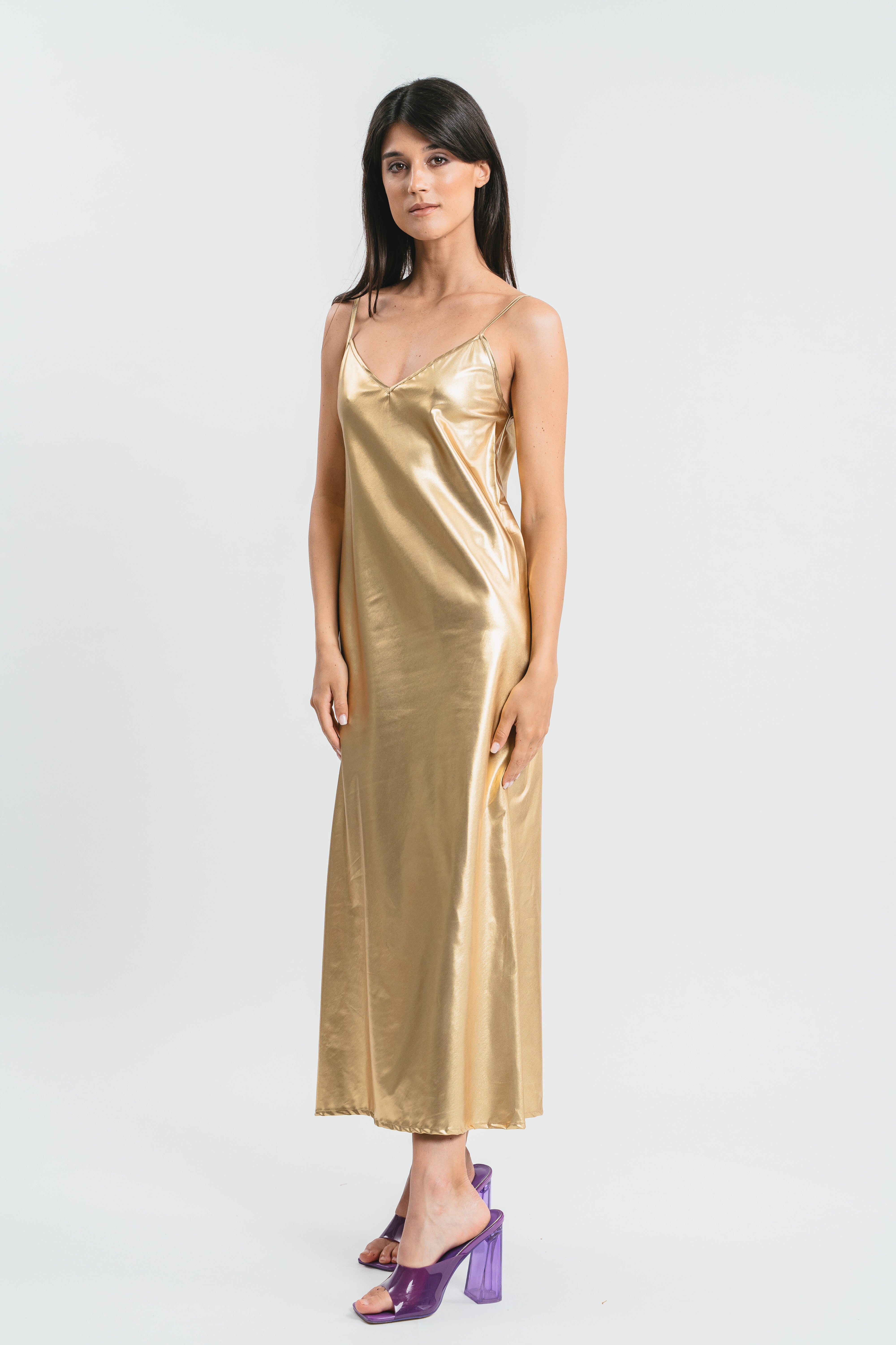 Slip dress laminata, lunghezza midi e scollo a v frontale. Frontale