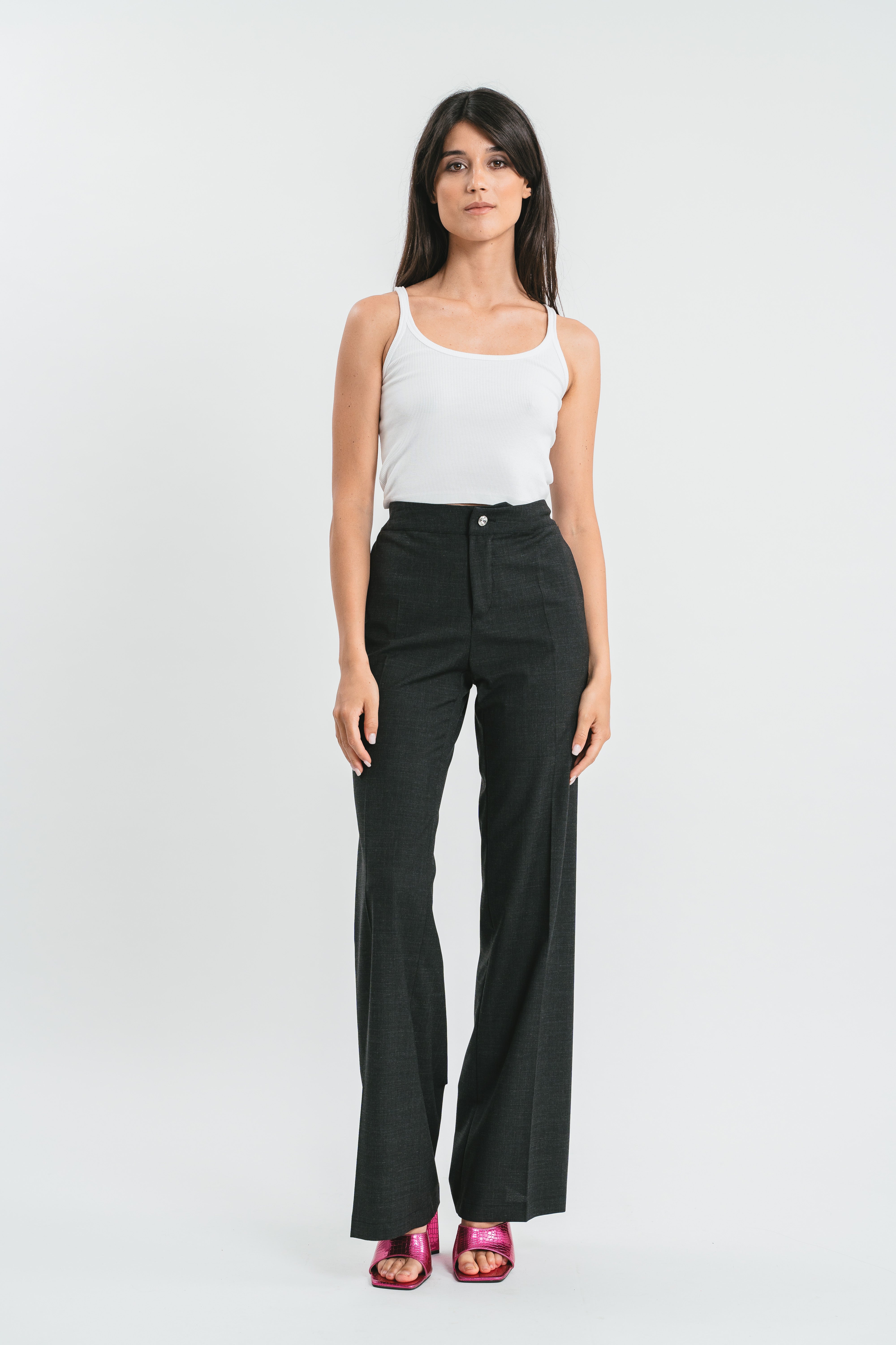 Pantalone a sigaretta con bottone gioiello Frontale