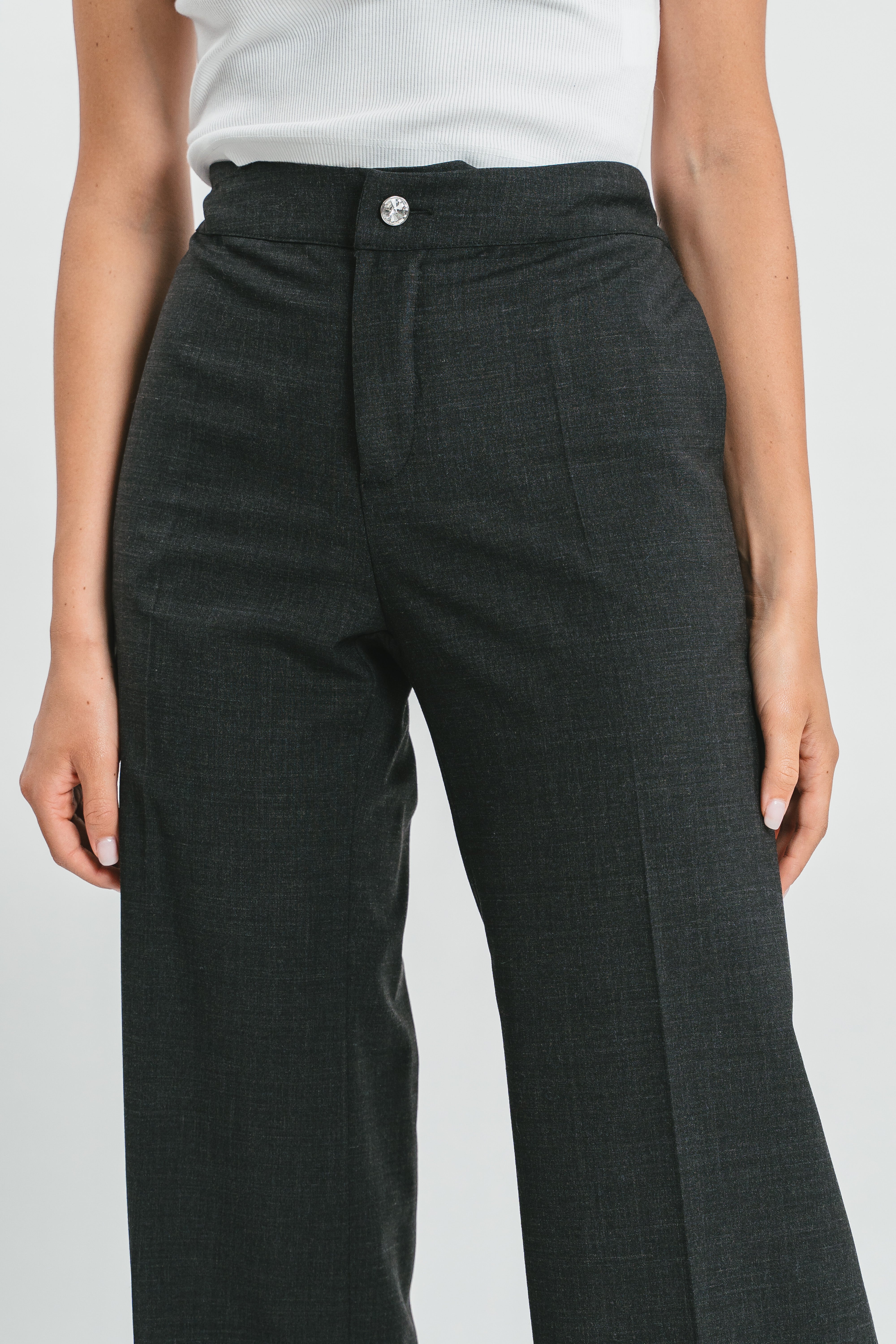 Pantalone a sigaretta con bottone gioiello Dettaglio