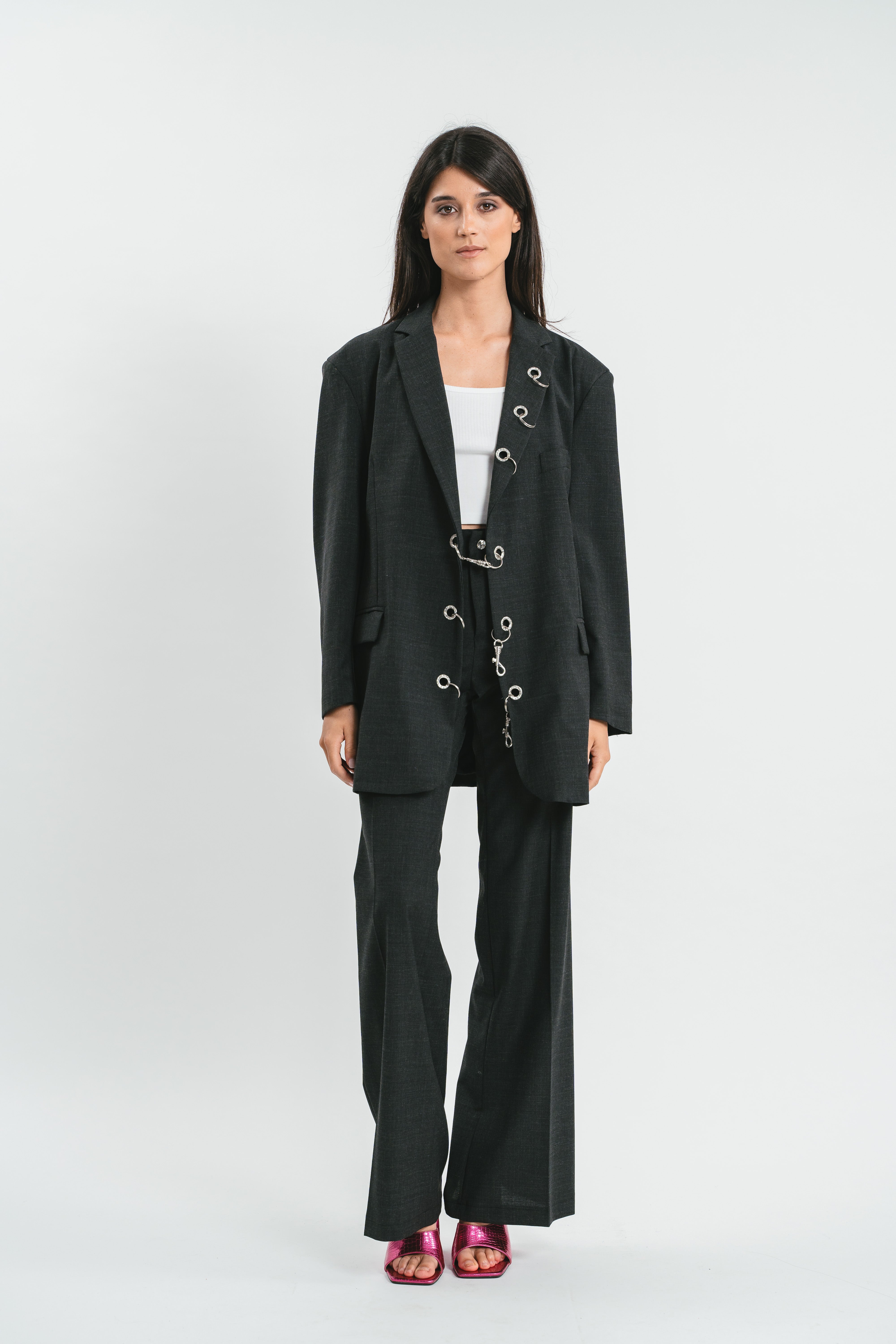 Giacca nera dad fit con moschettoni Frontale