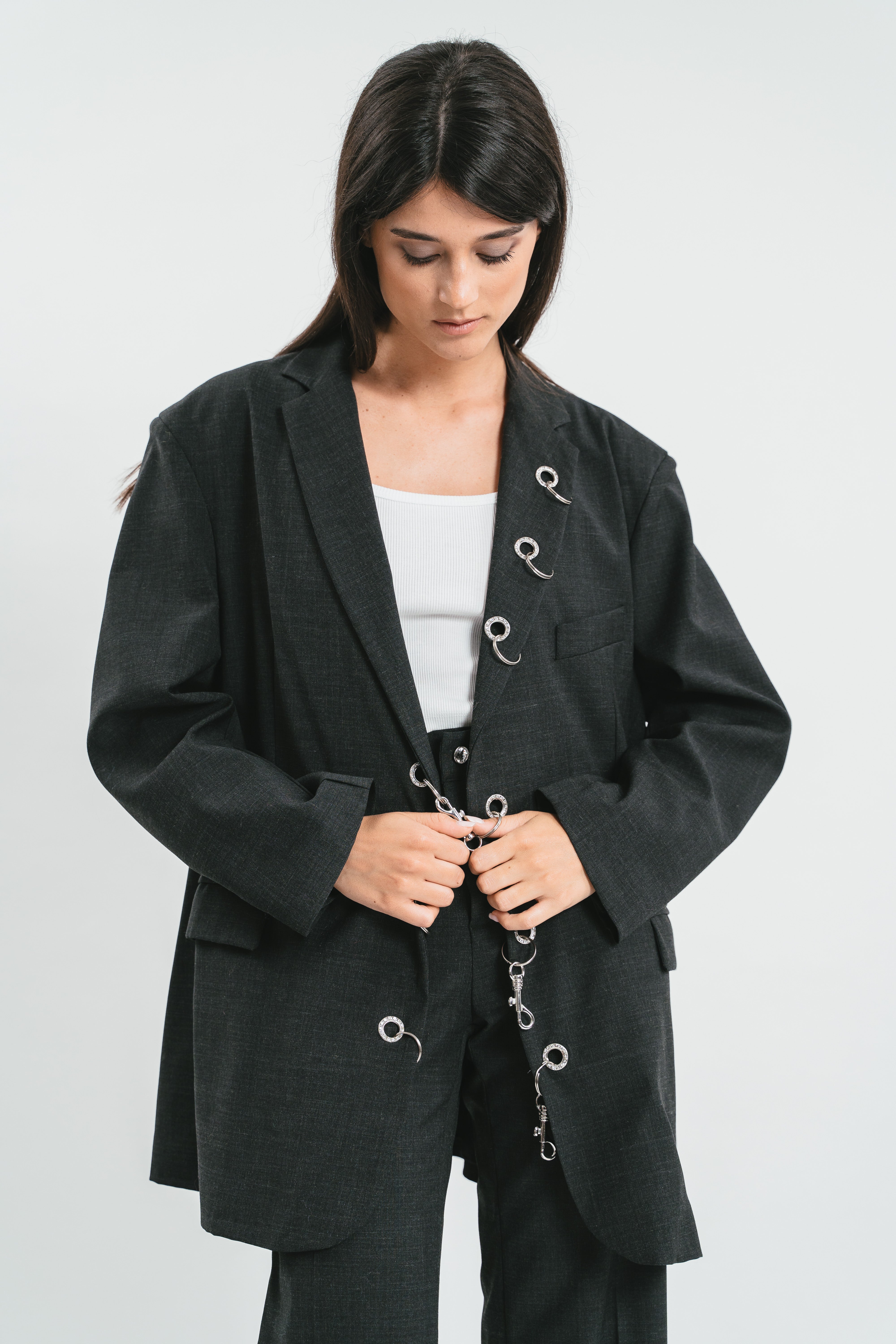 Giacca nera dad fit con moschettoni Dettaglio