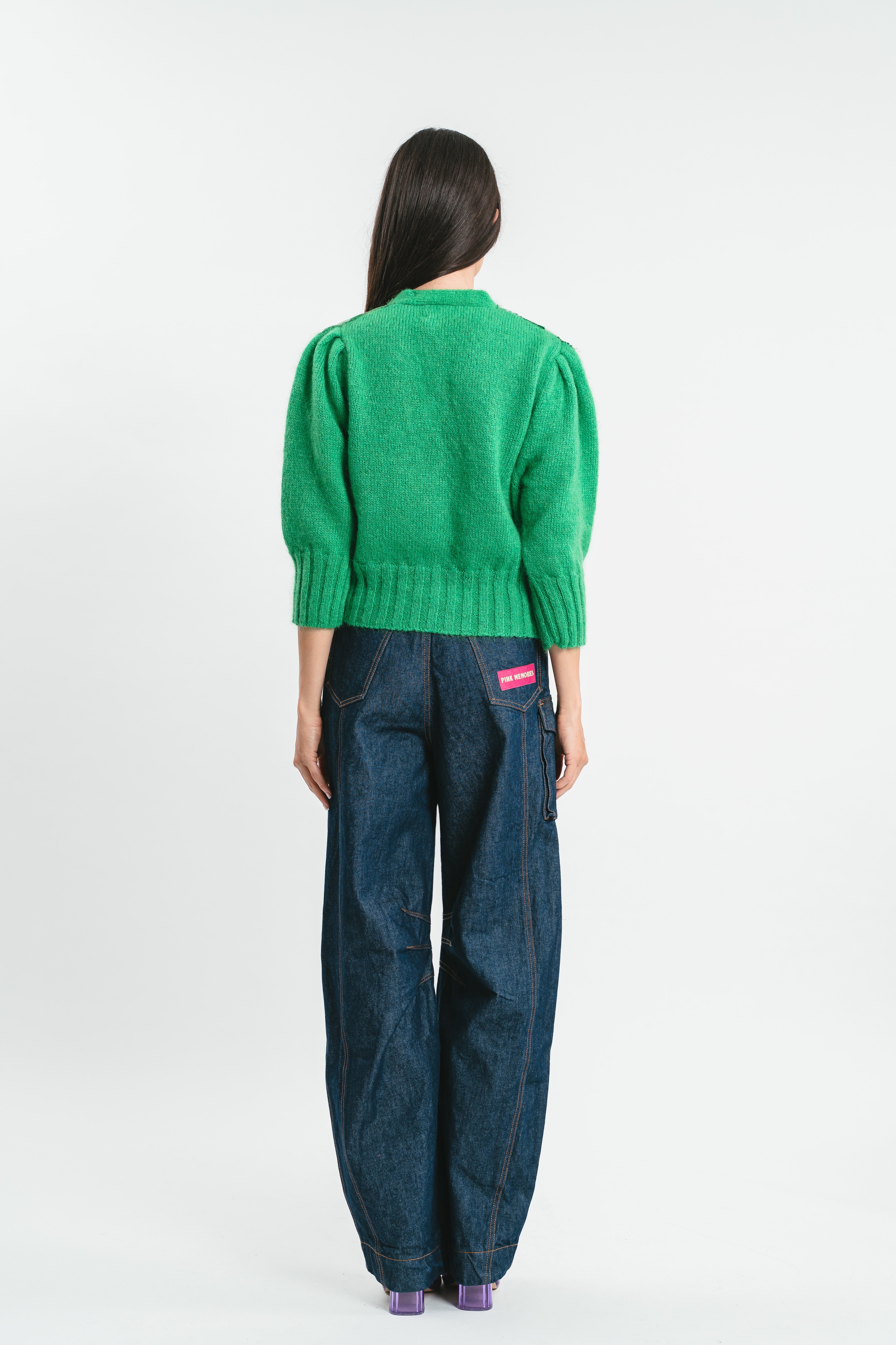 Modella indossa cardigan crop verde con pizzo e bottoni. Posteriore