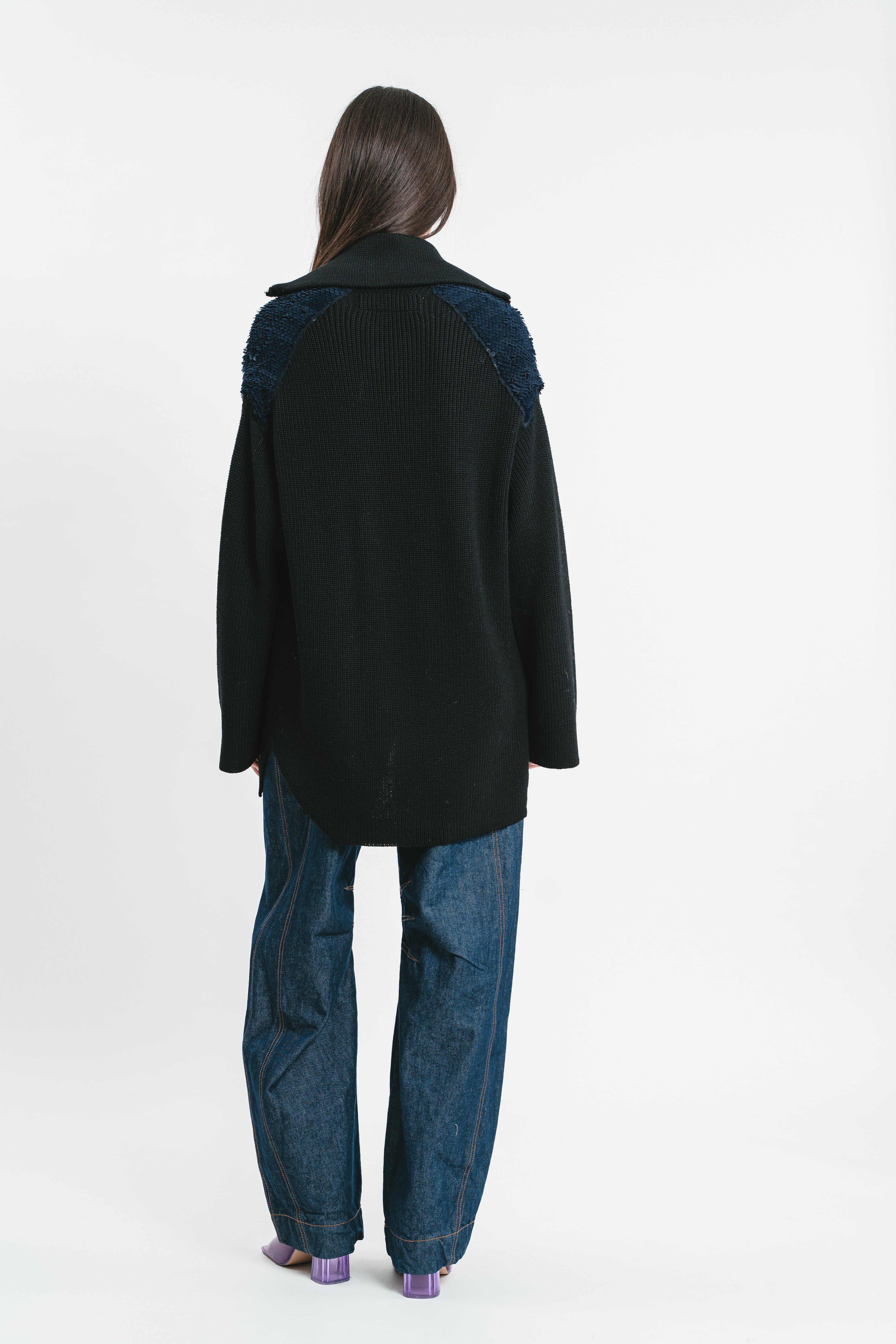 Modella indossa cardigan over nero con zip e colletto. Posteriore