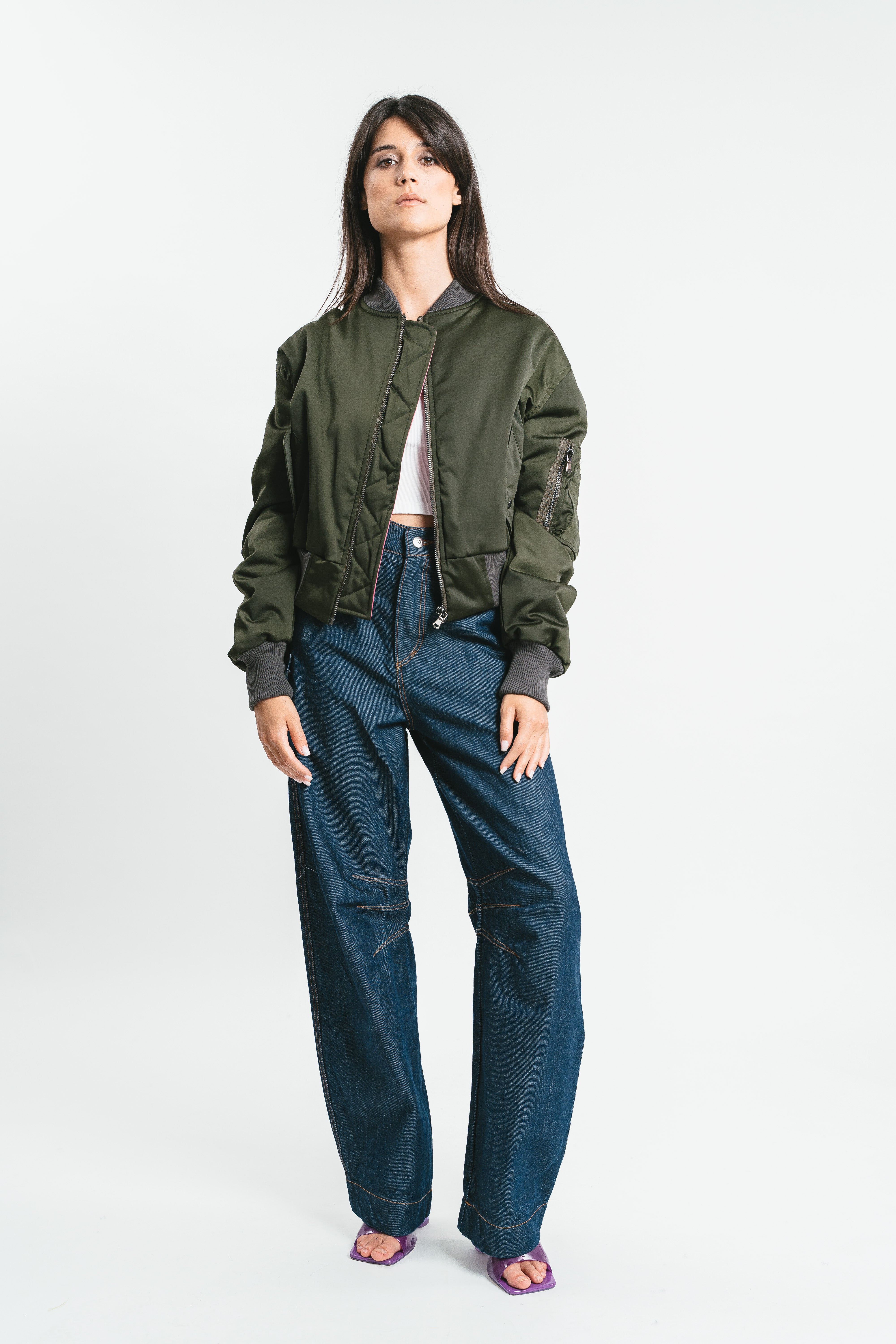 Modella indossa bomber verde militare corto con scritta strass. Frontale