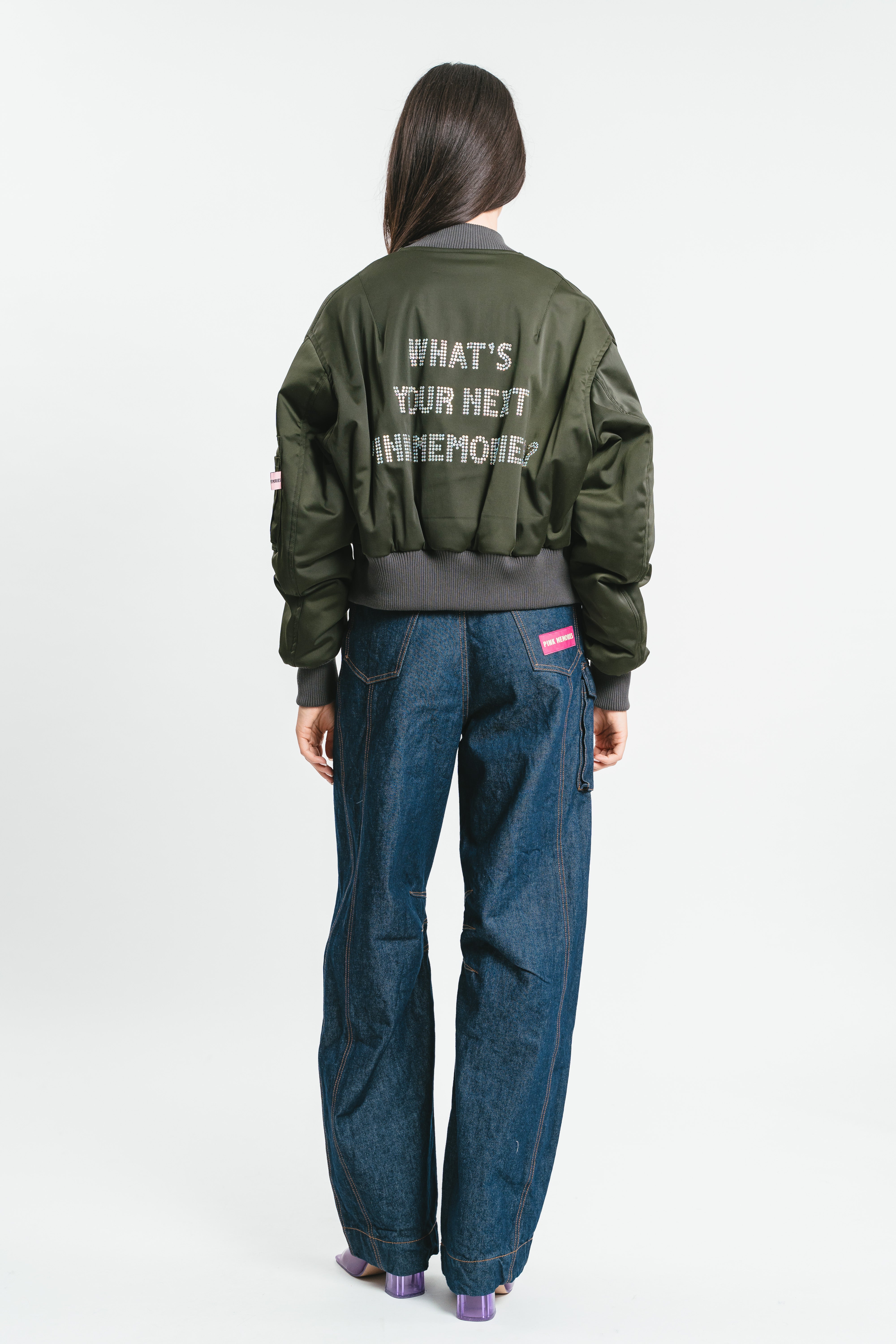 Modella indossa bomber verde militare corto con scritta strass. Posteriore