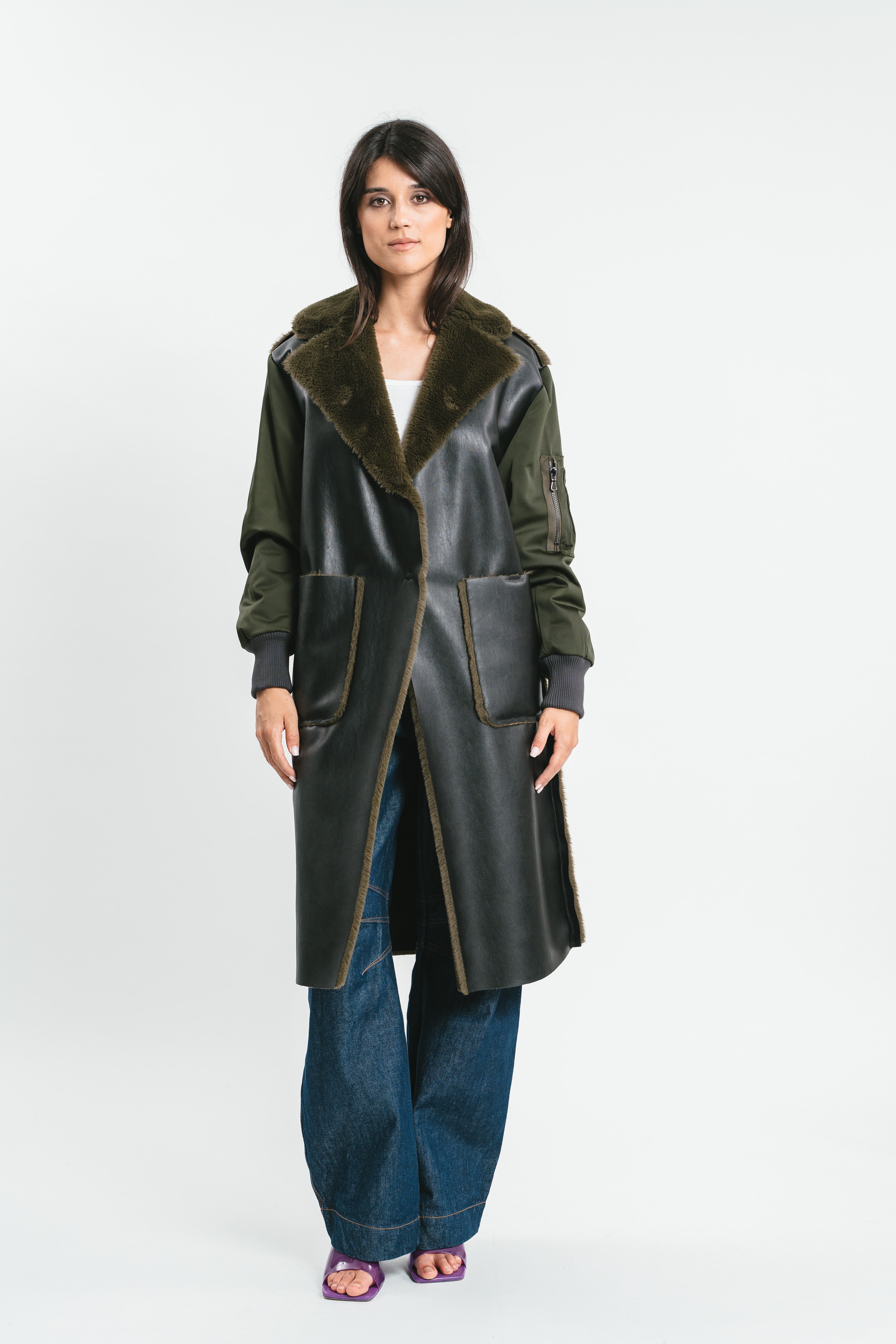 Modella indossa cappotto eco-shearling. Frontale