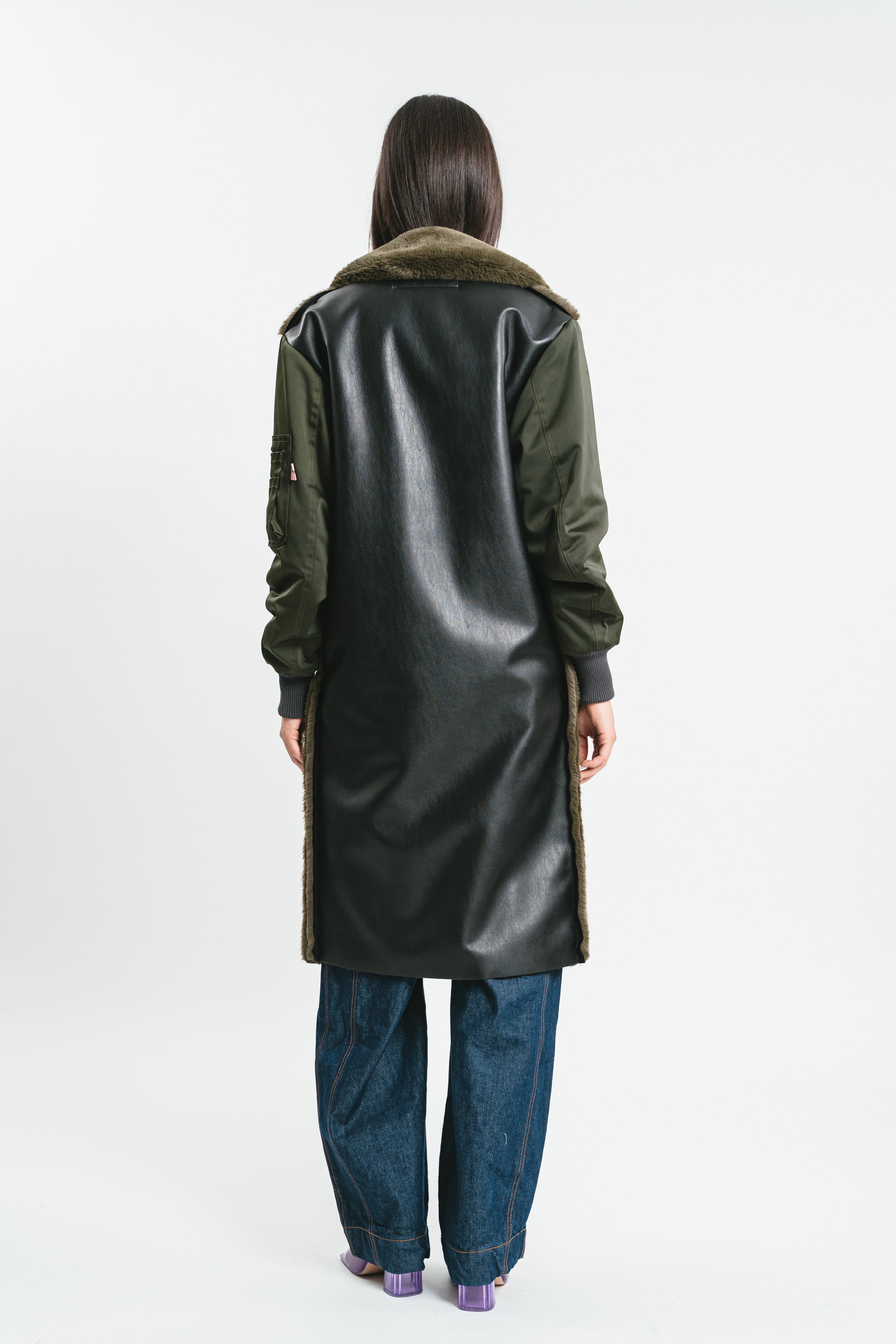 Modella indossa cappotto eco-shearling. Posteriore