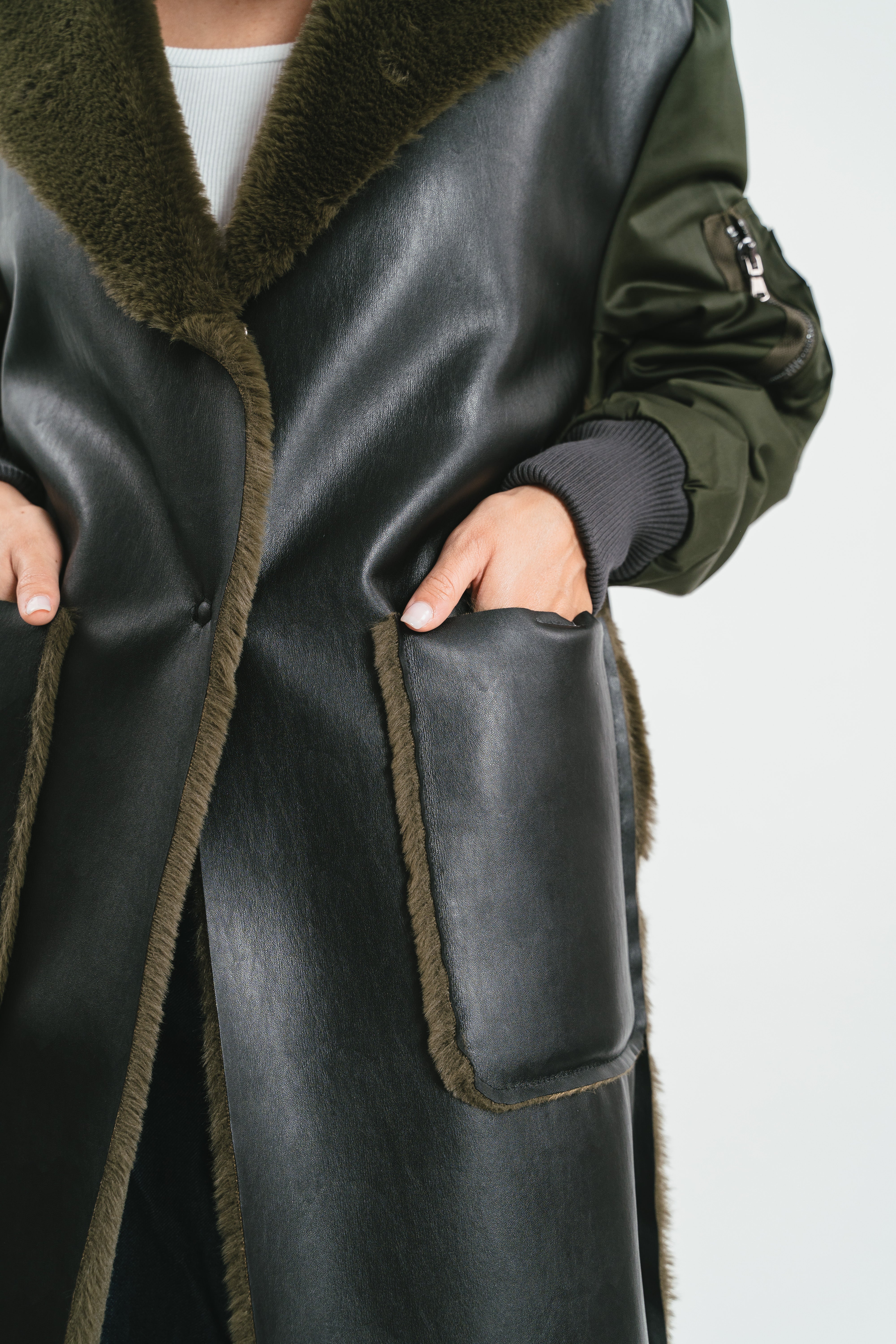 Modella indossa cappotto eco-shearling. Dettaglio
